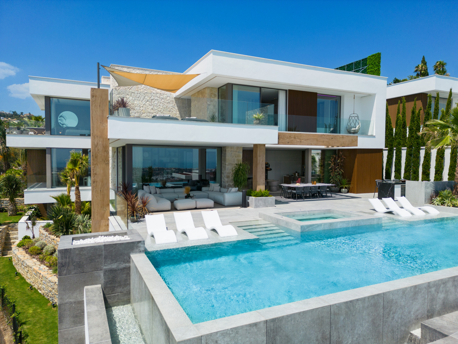 Villa dans la communauté fermée de The Hills avec vue sur la mer à Benahavis