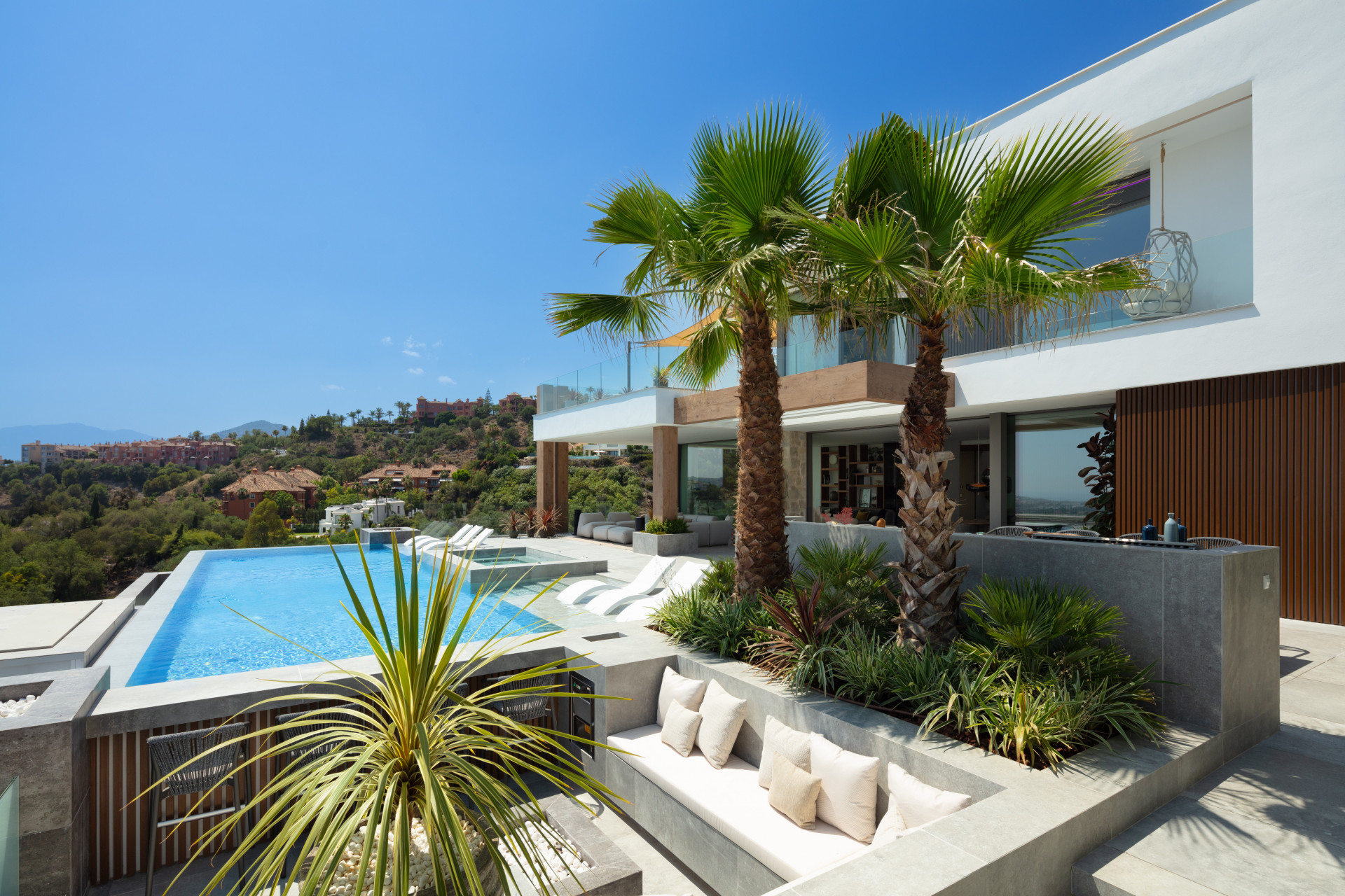 Villa on the hills of La Quinta within a gated community and views towards the sea in Benahavis