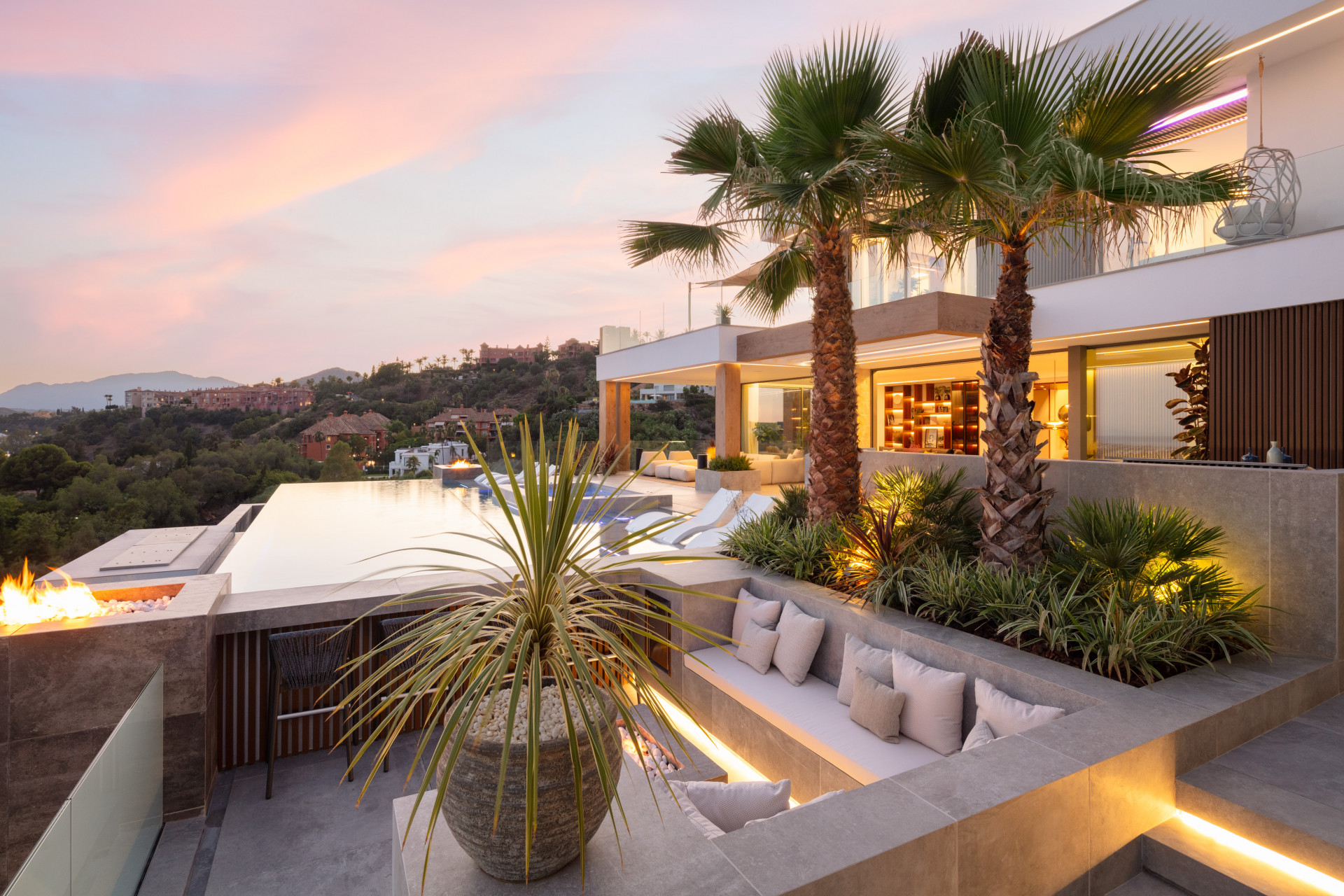 Villa dans la communauté fermée de The Hills avec vue sur la mer à Benahavis