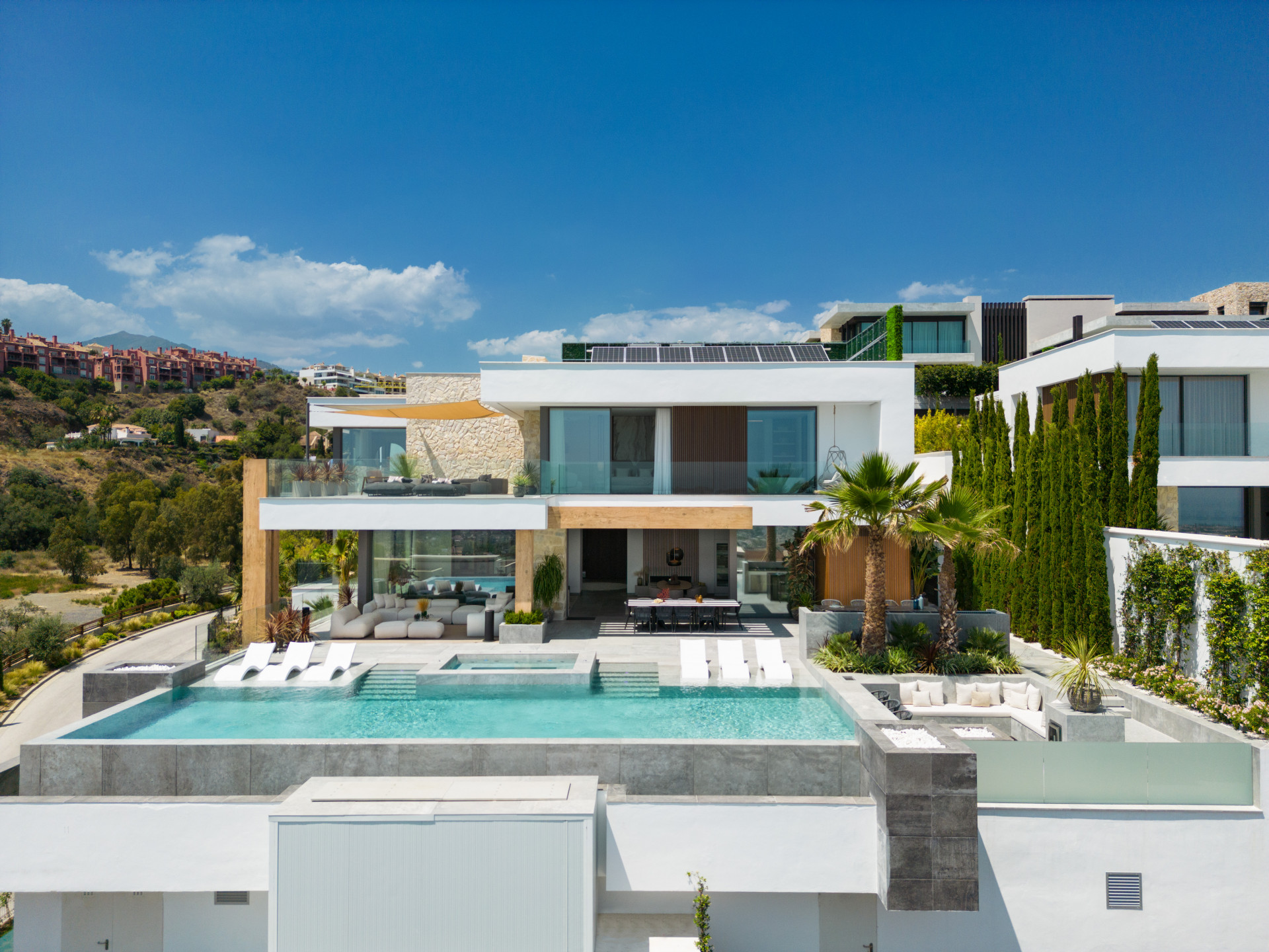 Villa dans la communauté fermée de The Hills avec vue sur la mer à Benahavis