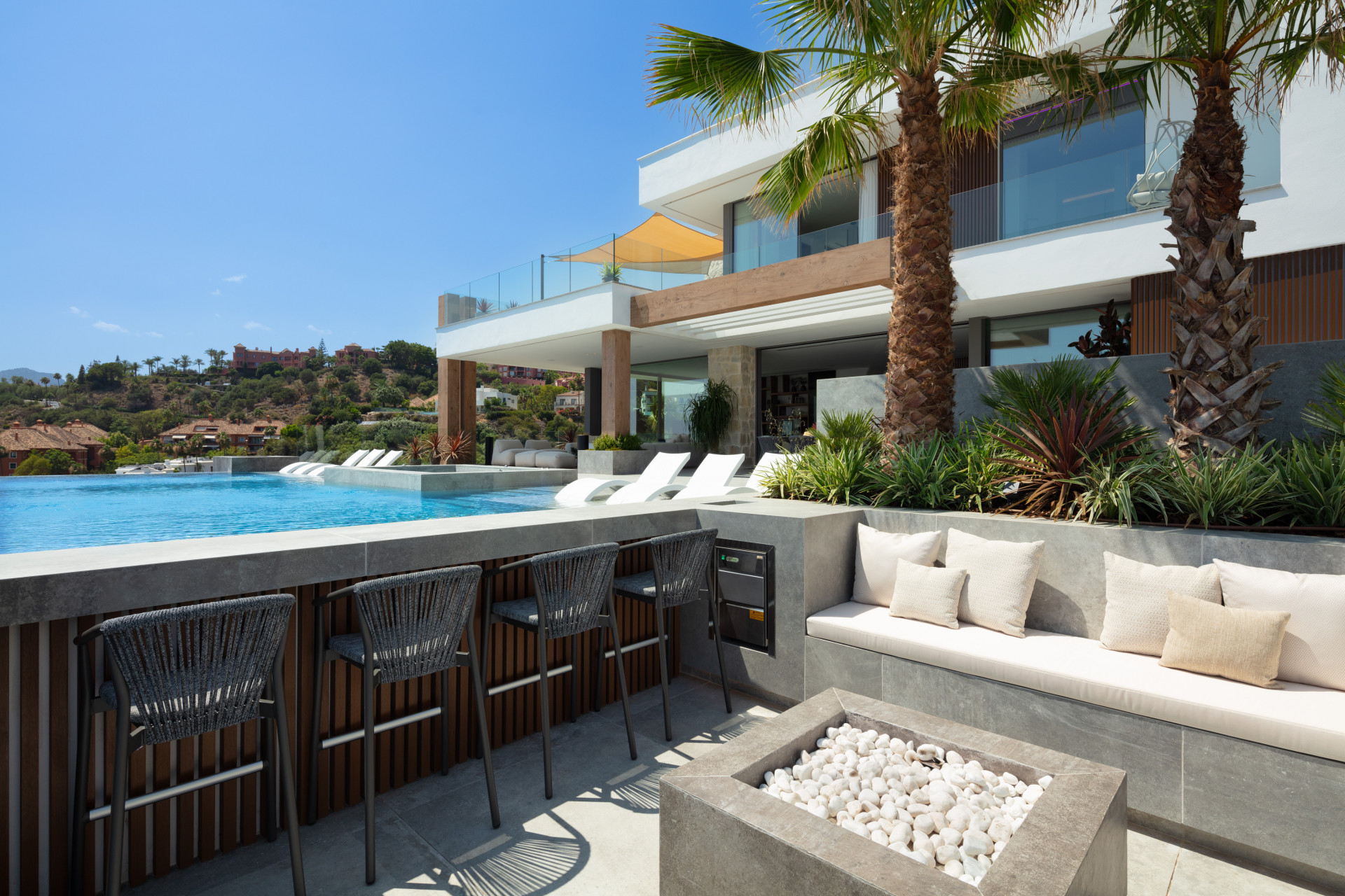 Villa dans la communauté fermée de The Hills avec vue sur la mer à Benahavis