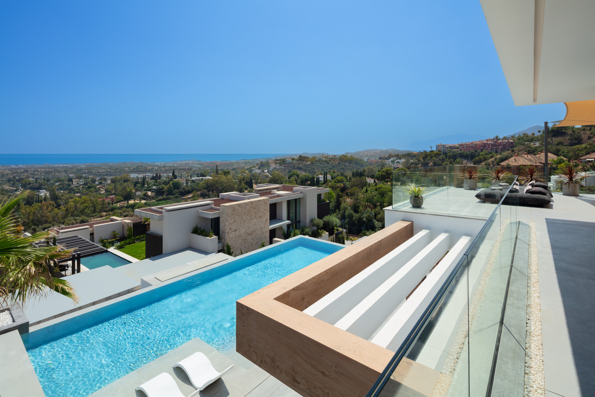 Villa on the hills of La Quinta within a gated community and views towards the sea in Benahavis