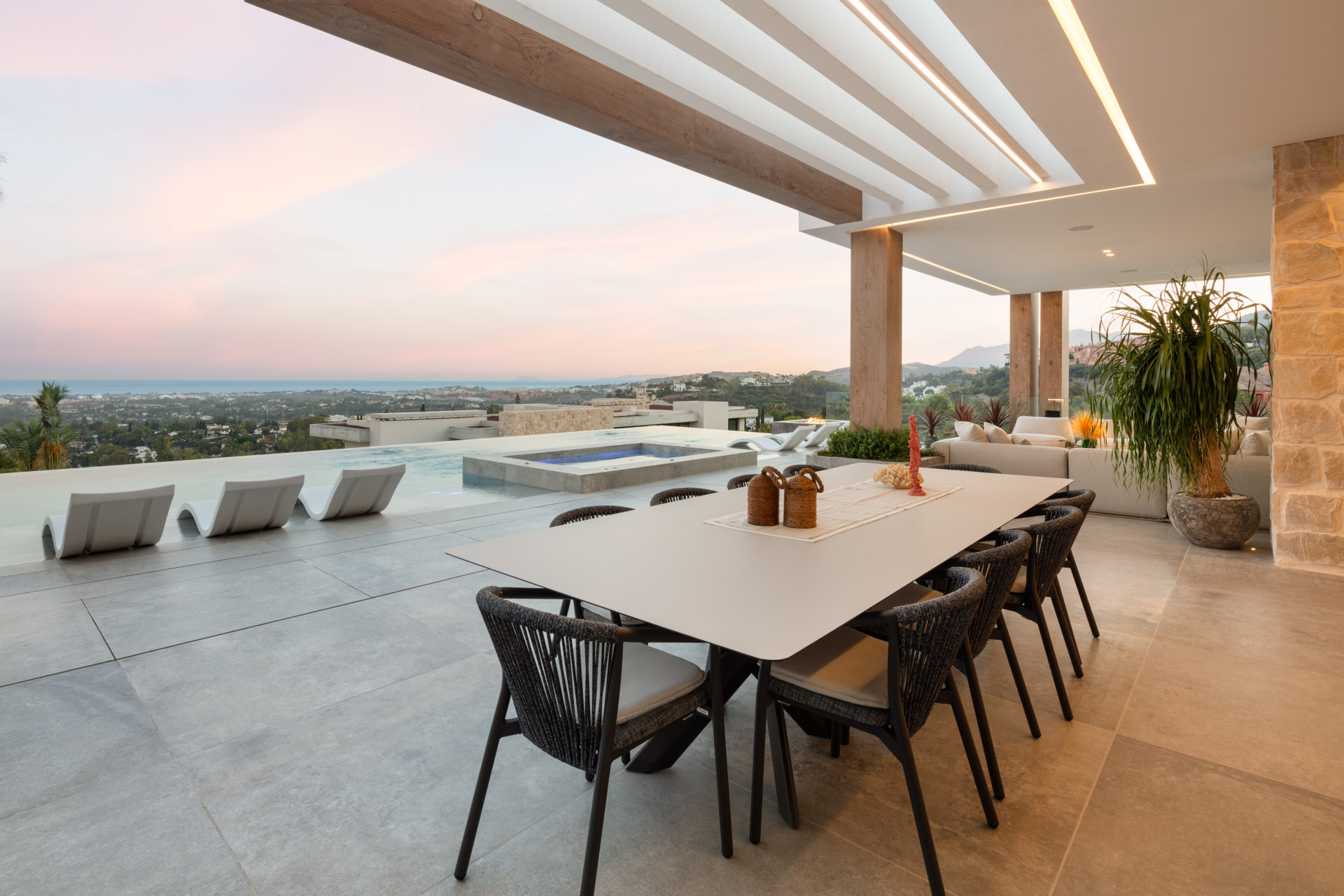 Villa dans la communauté fermée de The Hills avec vue sur la mer à Benahavis