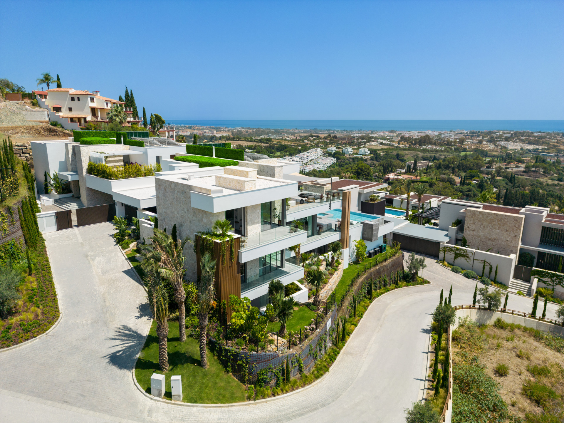 Villa on the hills of La Quinta within a gated community and views towards the sea in Benahavis