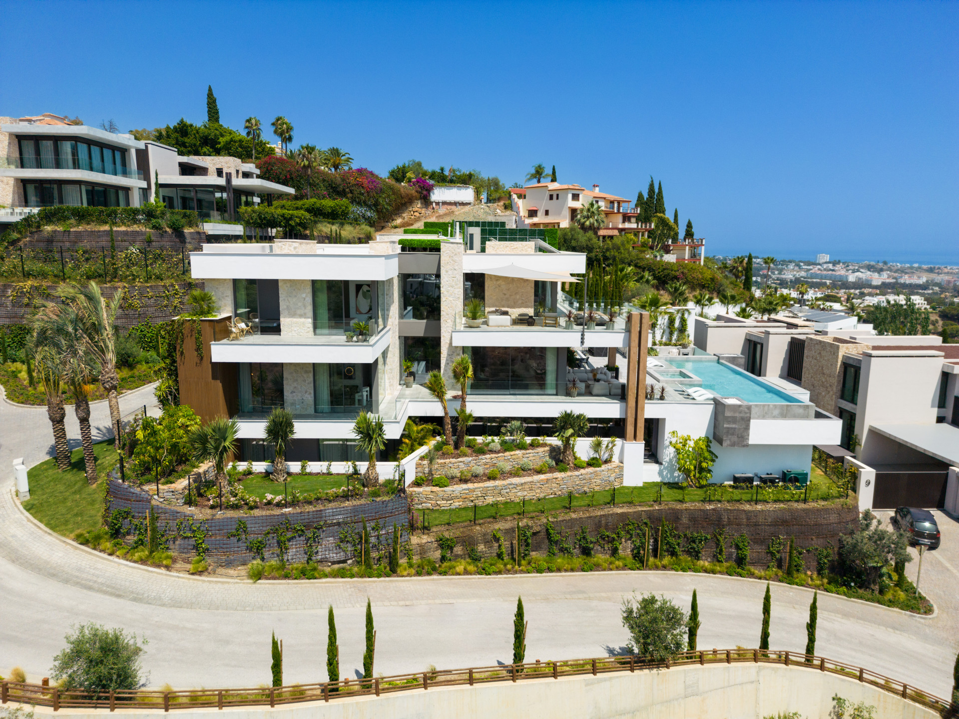 Villa in de gesloten urbanisatie The Hills met uitzicht op zee in Benahavis