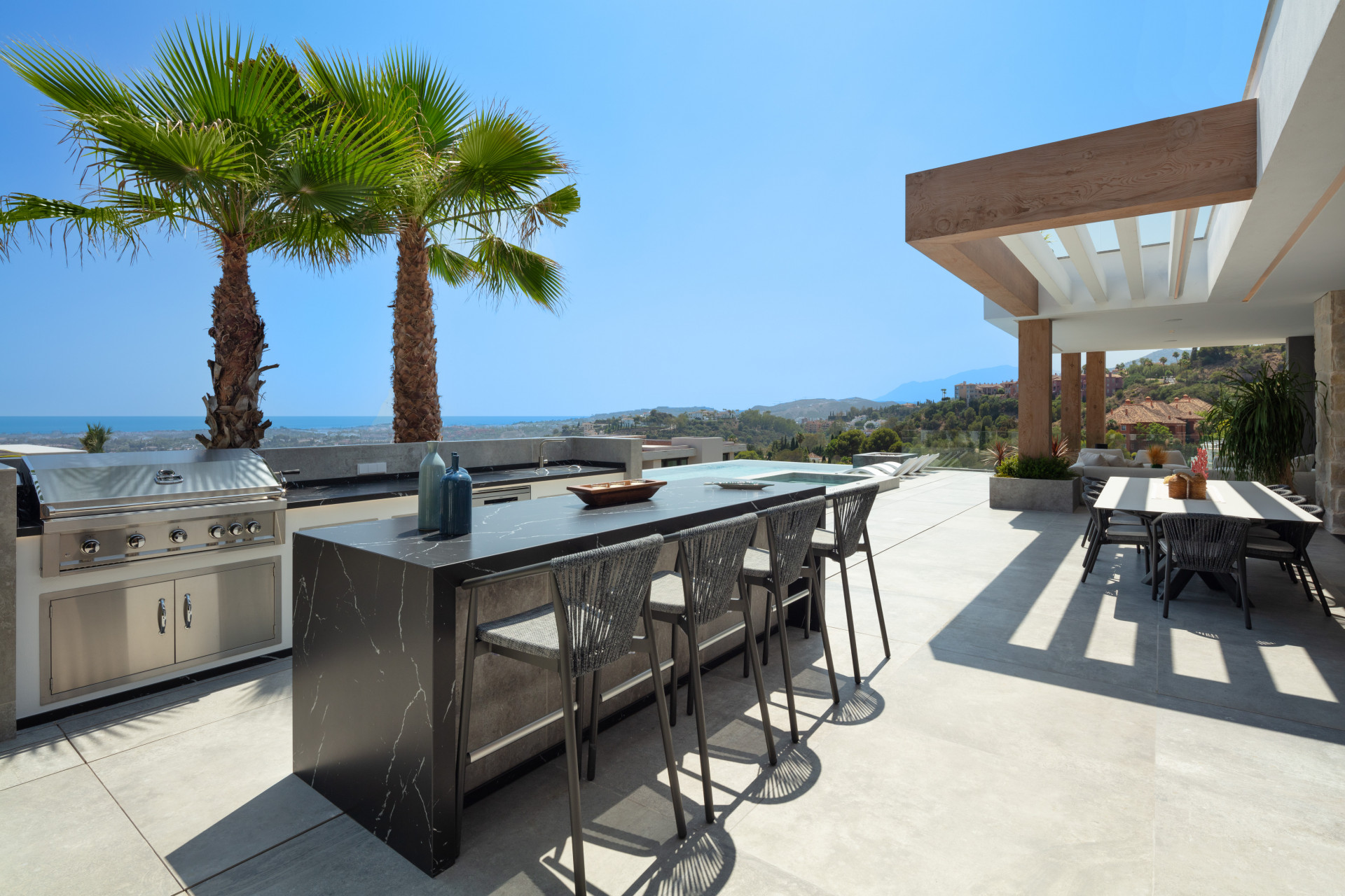 Villa dans la communauté fermée de The Hills avec vue sur la mer à Benahavis