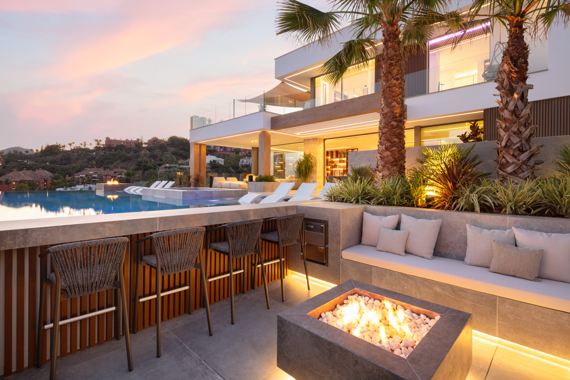 Villa dans la communauté fermée de The Hills avec vue sur la mer à Benahavis