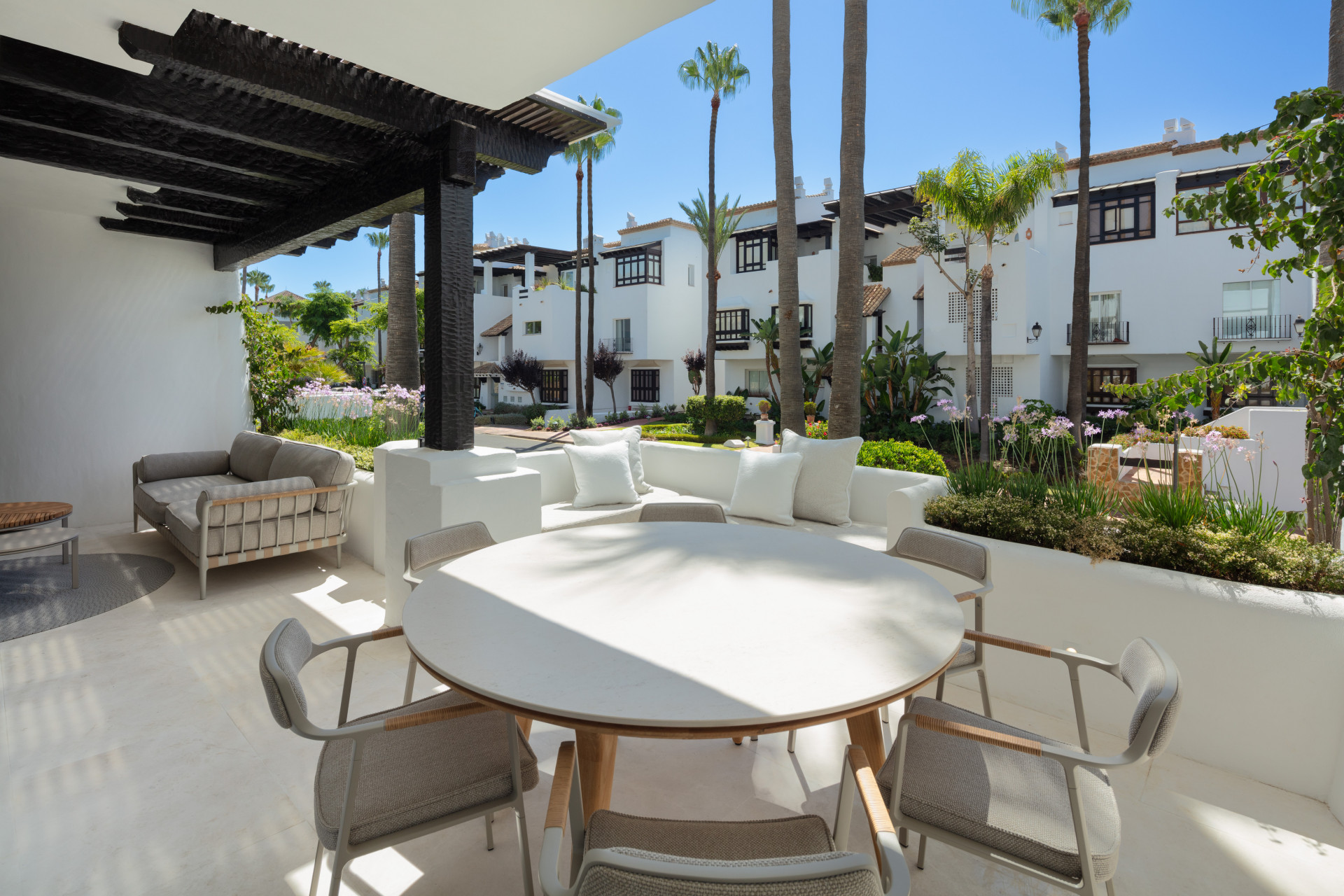 Adembenemend appartement met zeezicht in Marina de Puente Romano in Marbella Golden Mile