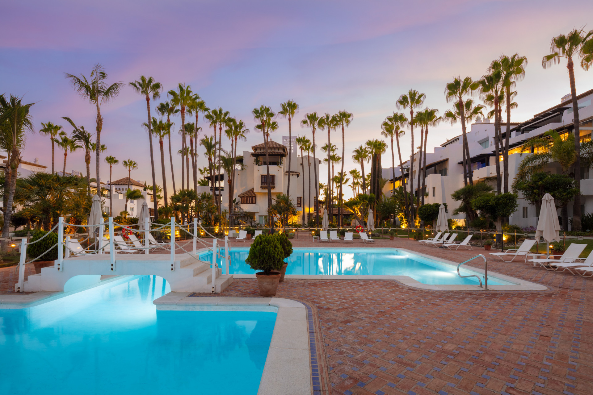 Impresionante apartamento con vistas al mar en Marina de Puente Romano en Marbella Golden Mile