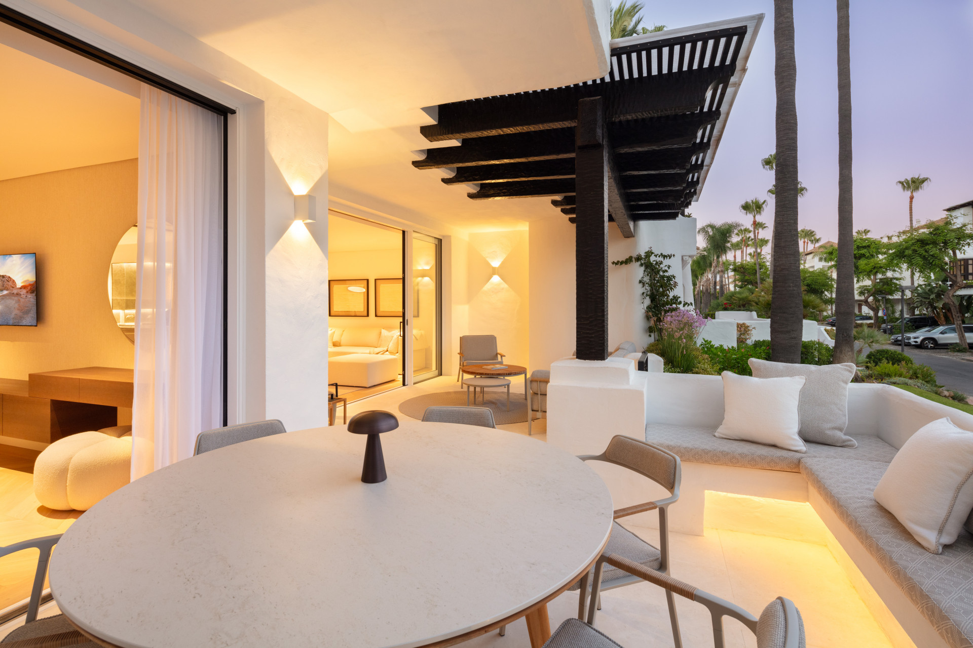 Impresionante apartamento con vistas al mar en Marina de Puente Romano en Marbella Golden Mile