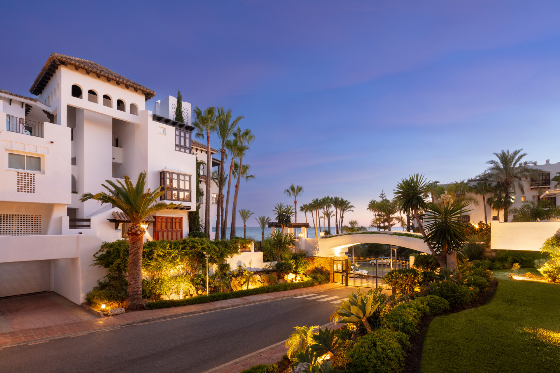 Impresionante apartamento con vistas al mar en Marina de Puente Romano en Marbella Golden Mile