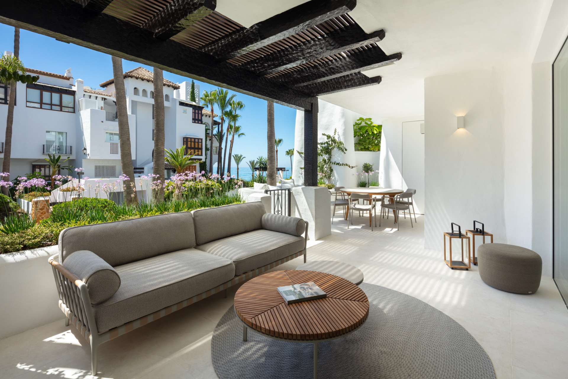 Impresionante apartamento con vistas al mar en Marina de Puente Romano en Marbella Golden Mile