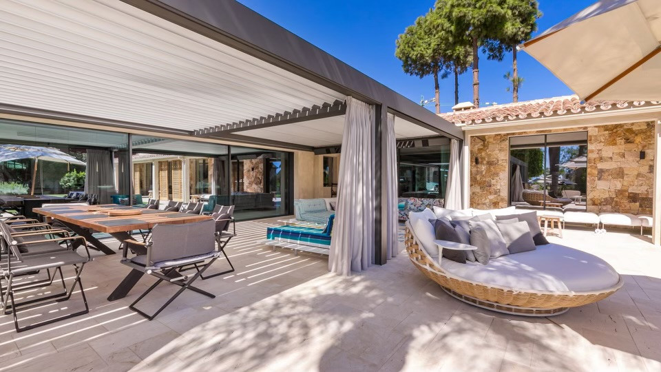 Fully renovated villa set on an extensive plot in Río Real in Marbella Este