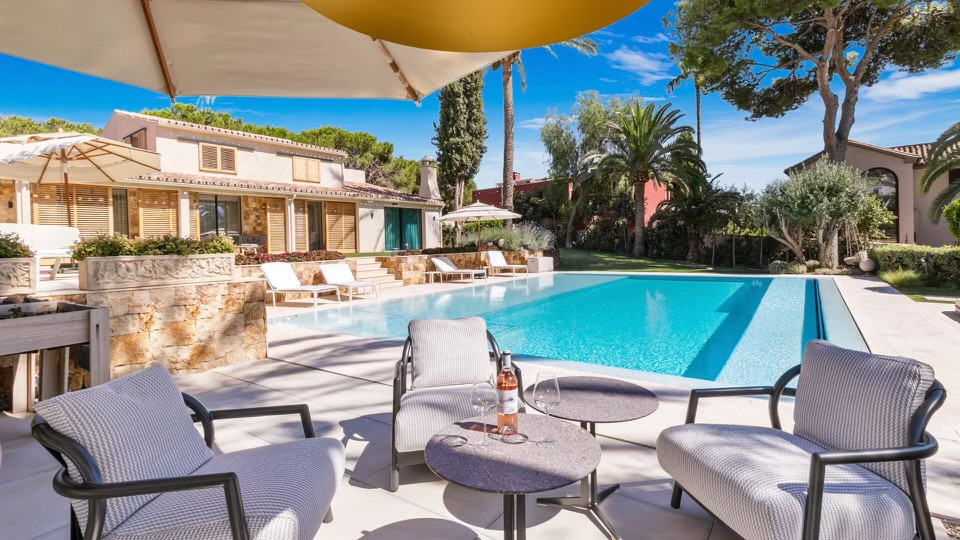 Fully renovated villa set on an extensive plot in Río Real in Marbella Este