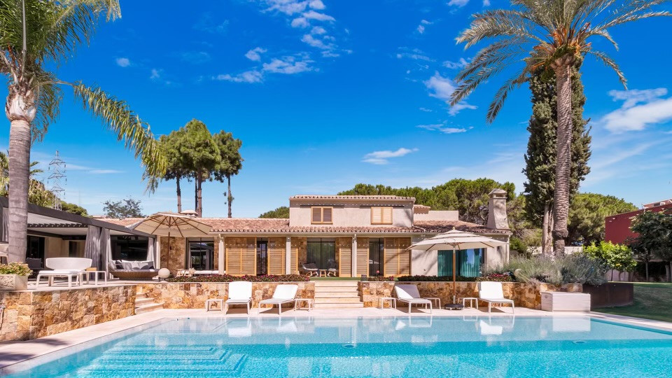 Villa for sale in <i>Rio Real, </i>Marbella Este