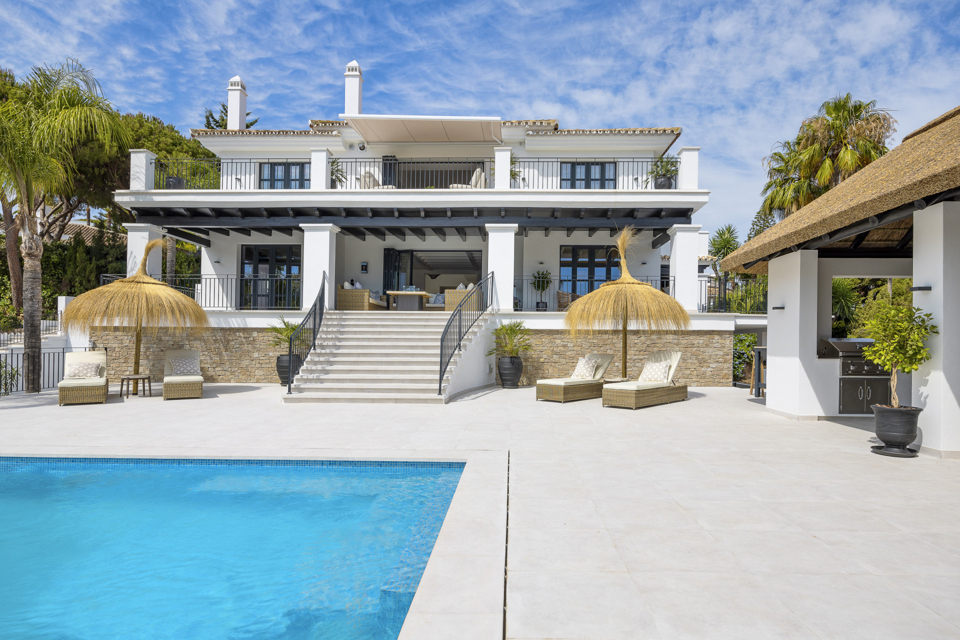 Fully renovated private family villa with sea views in a prime location in Elviria in Marbella Este