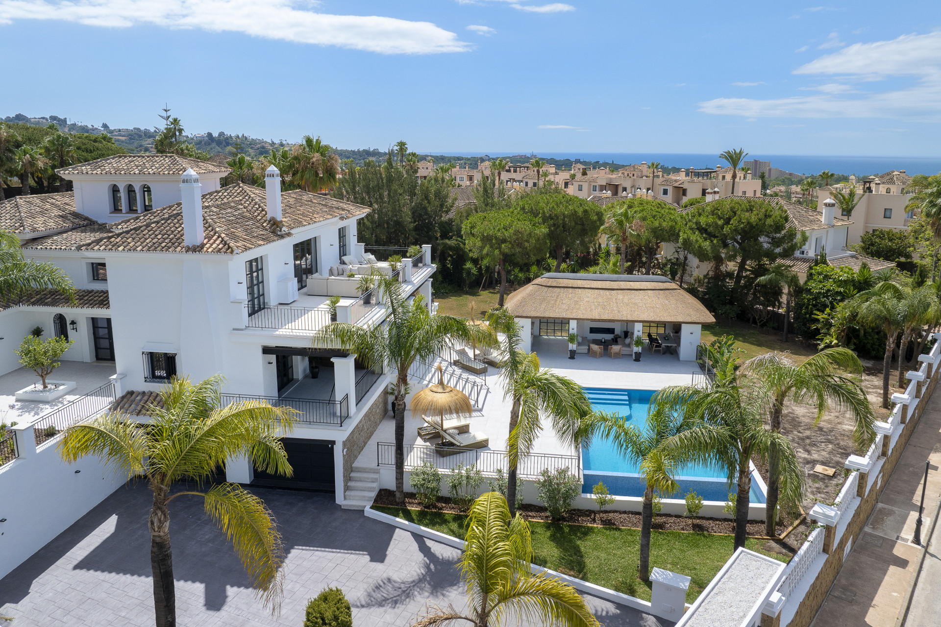 Fully renovated private family villa with sea views in a prime location in Elviria in Marbella Este