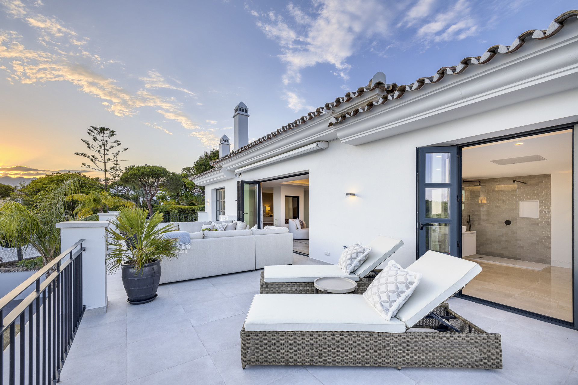 Fully renovated private family villa with sea views in a prime location in Elviria in Marbella Este