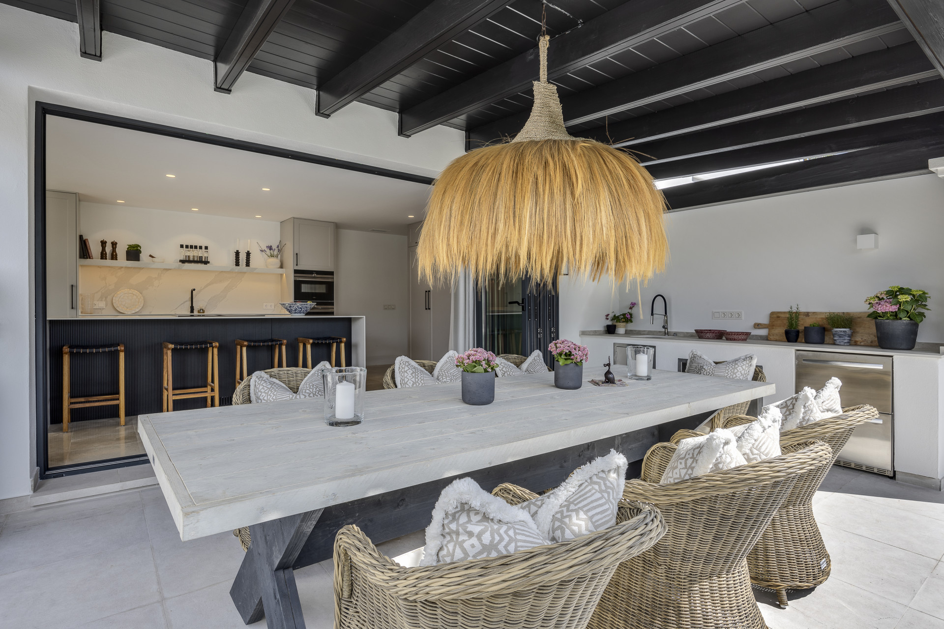 Fully renovated private family villa with sea views in a prime location in Elviria in Marbella Este