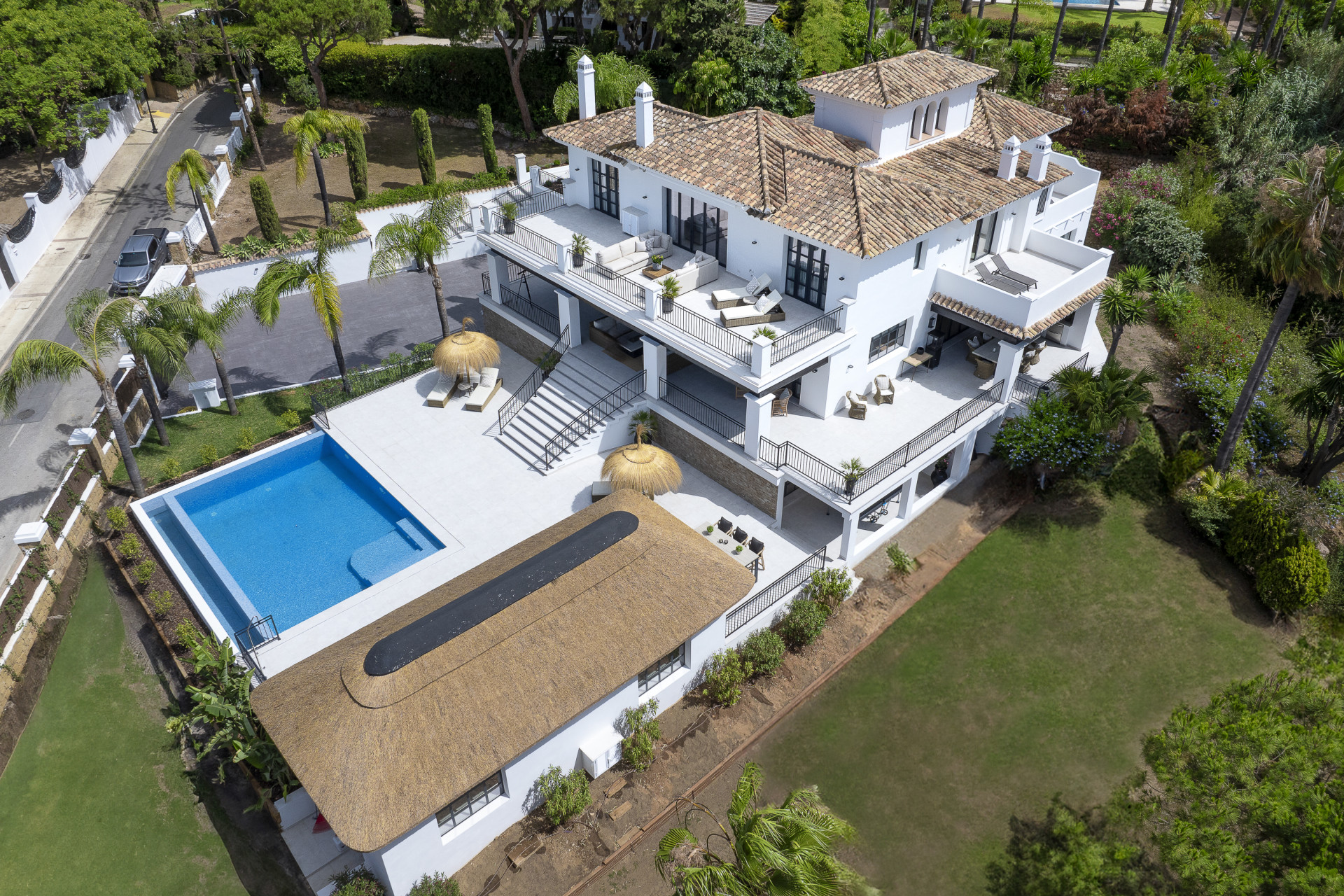 Fully renovated private family villa with sea views in a prime location in Elviria in Marbella Este