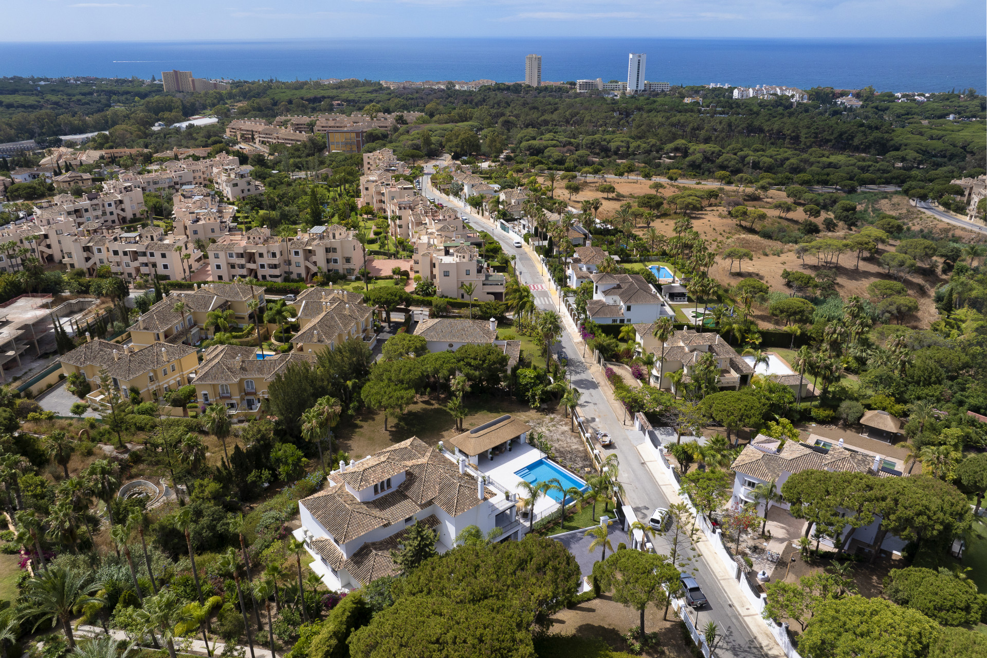 Fully renovated private family villa with sea views in a prime location in Elviria in Marbella Este