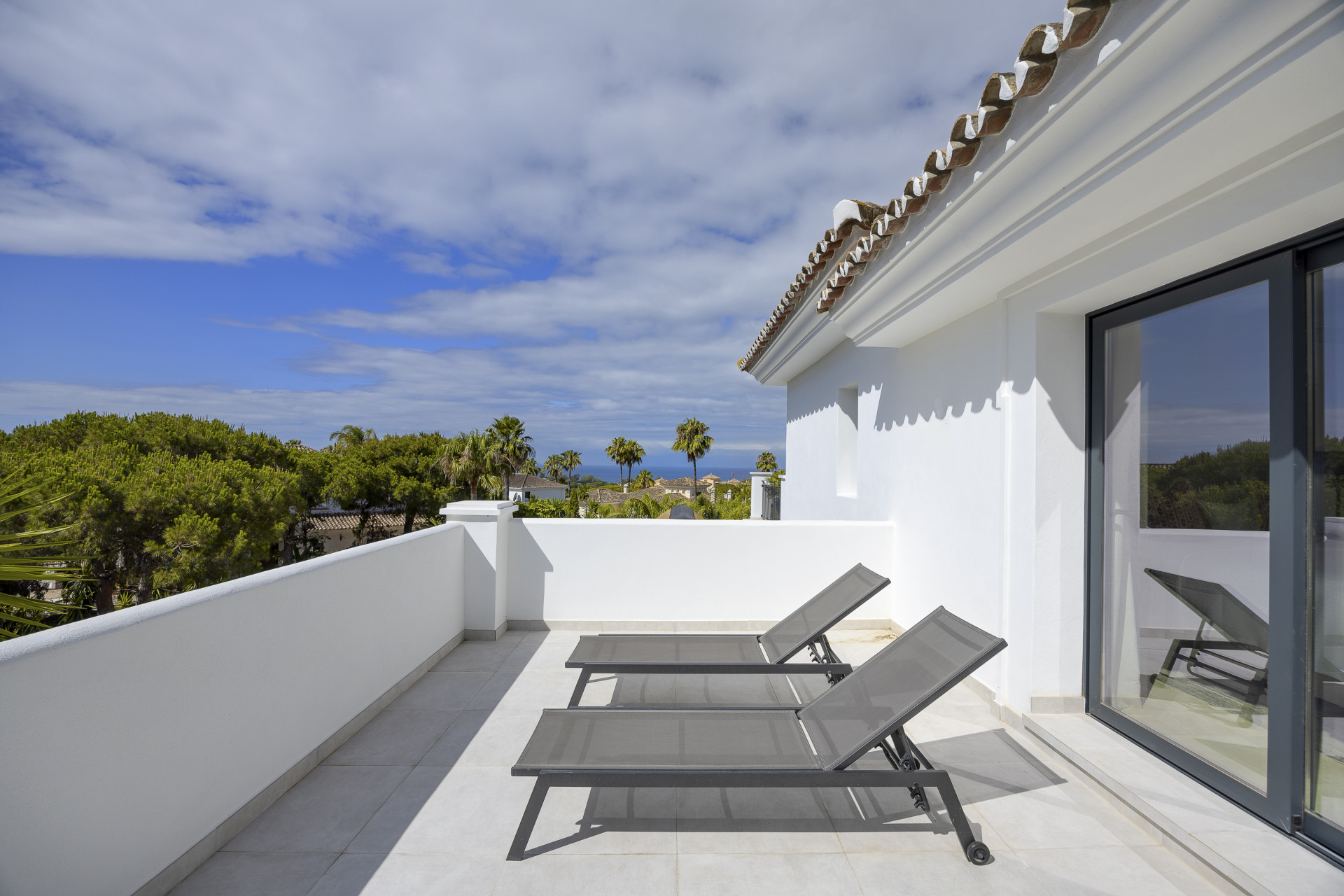 Fully renovated private family villa with sea views in a prime location in Elviria in Marbella Este