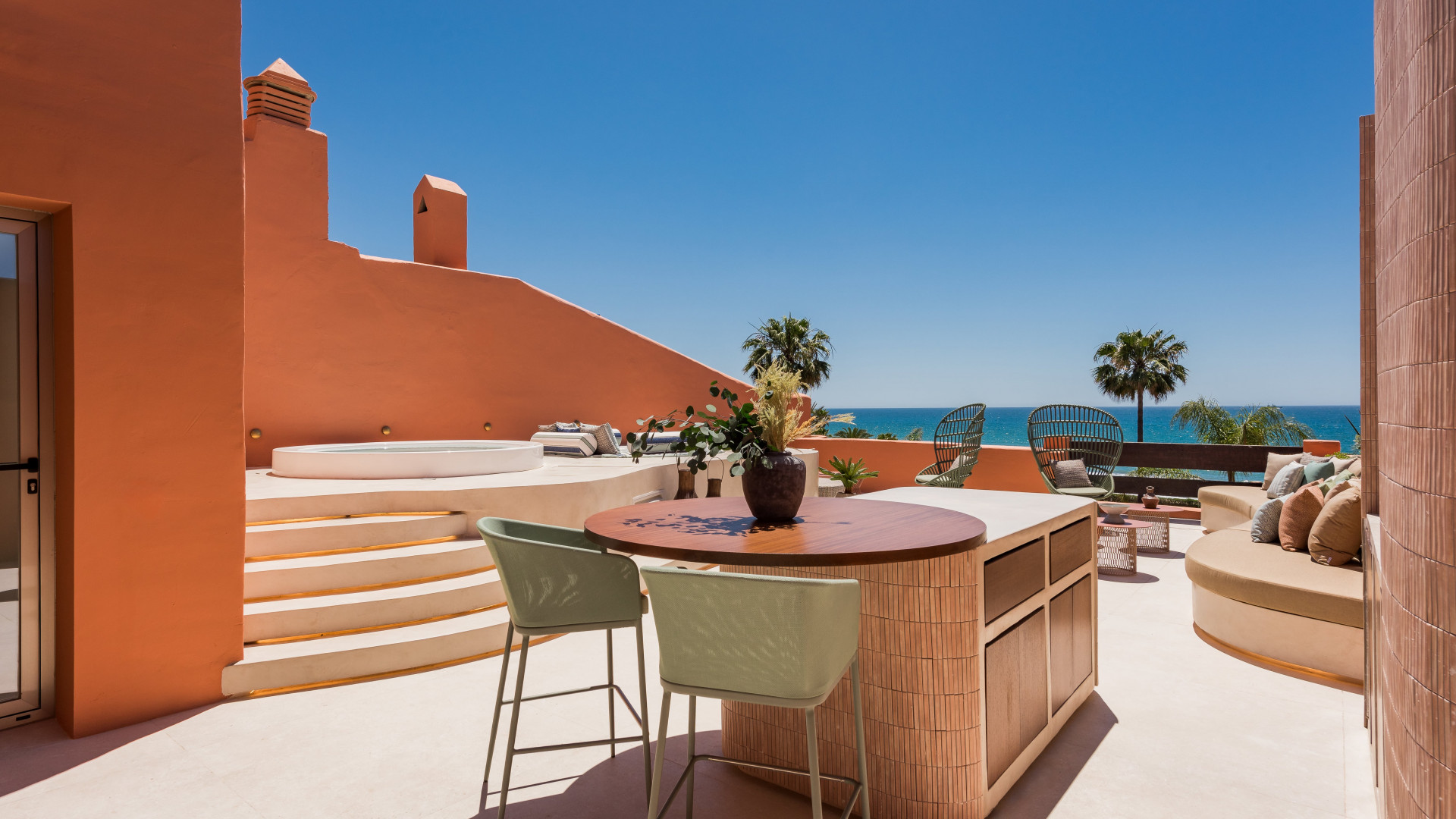 Gerenoveerd duplex penthouse in een complex aan het strand in Los Monteros Playa in Marbella Este