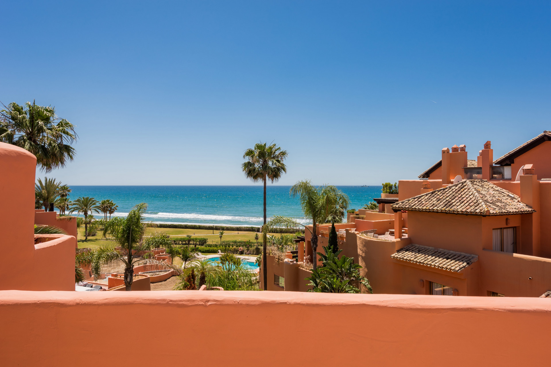 Gerenoveerd duplex penthouse in een complex aan het strand in Los Monteros Playa in Marbella Este