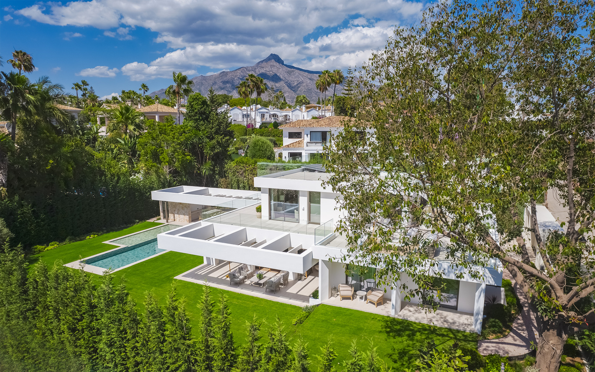 Hedendaagse villa in het hart van Nueva Andalucía in Nueva Andalucia