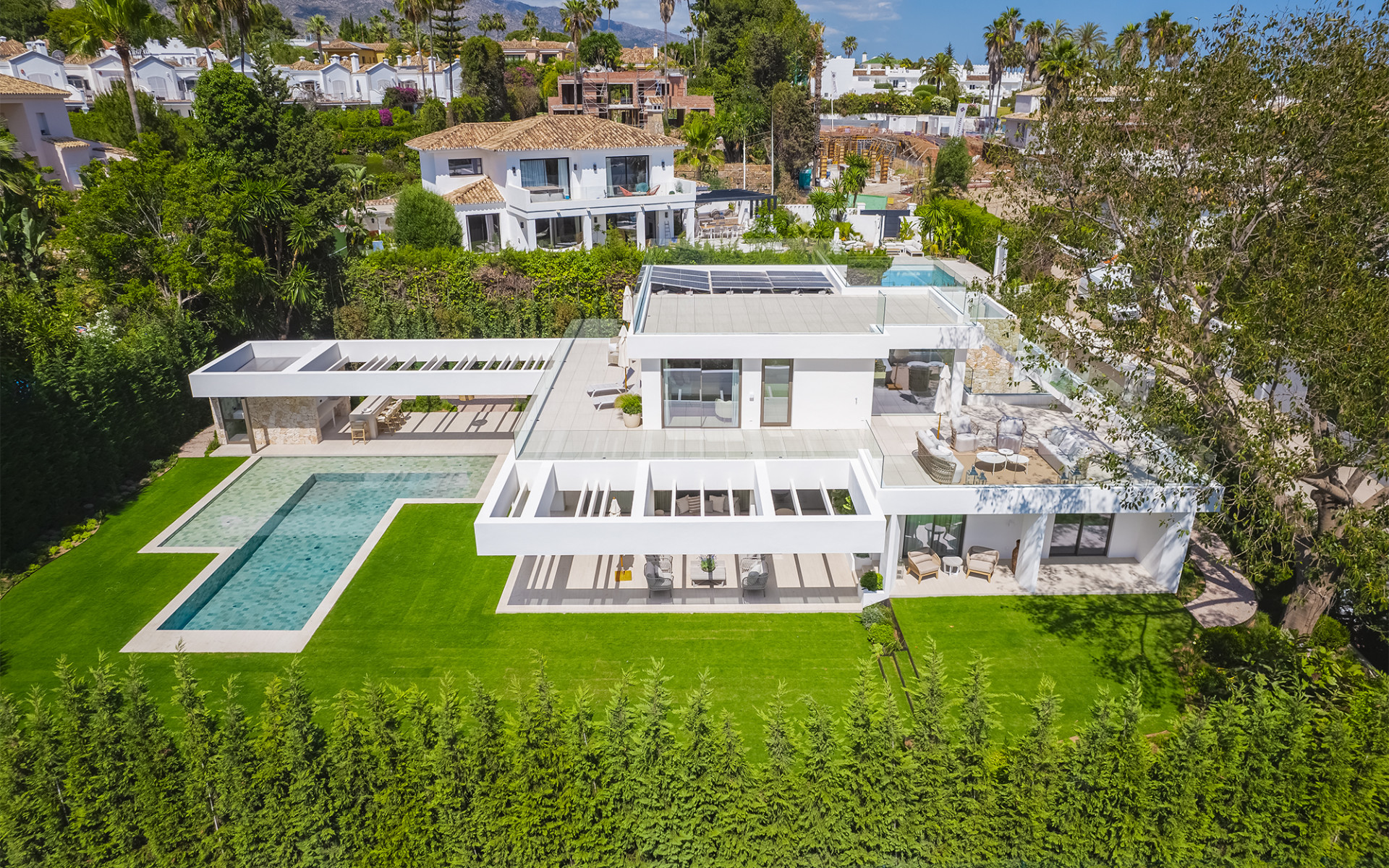 Hedendaagse villa in het hart van Nueva Andalucía in Nueva Andalucia