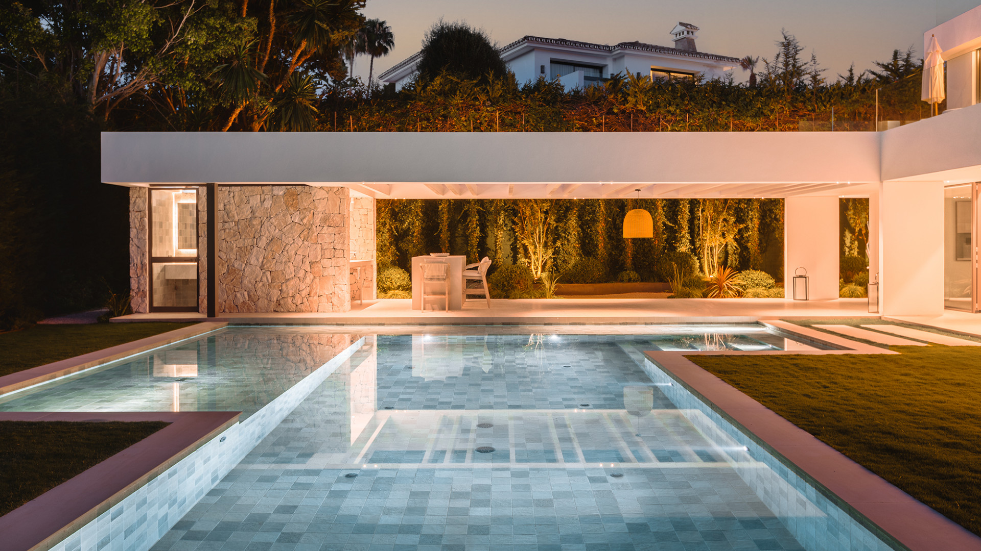 Contemporary villa in the heart of Nueva Andalucía in Nueva Andalucia