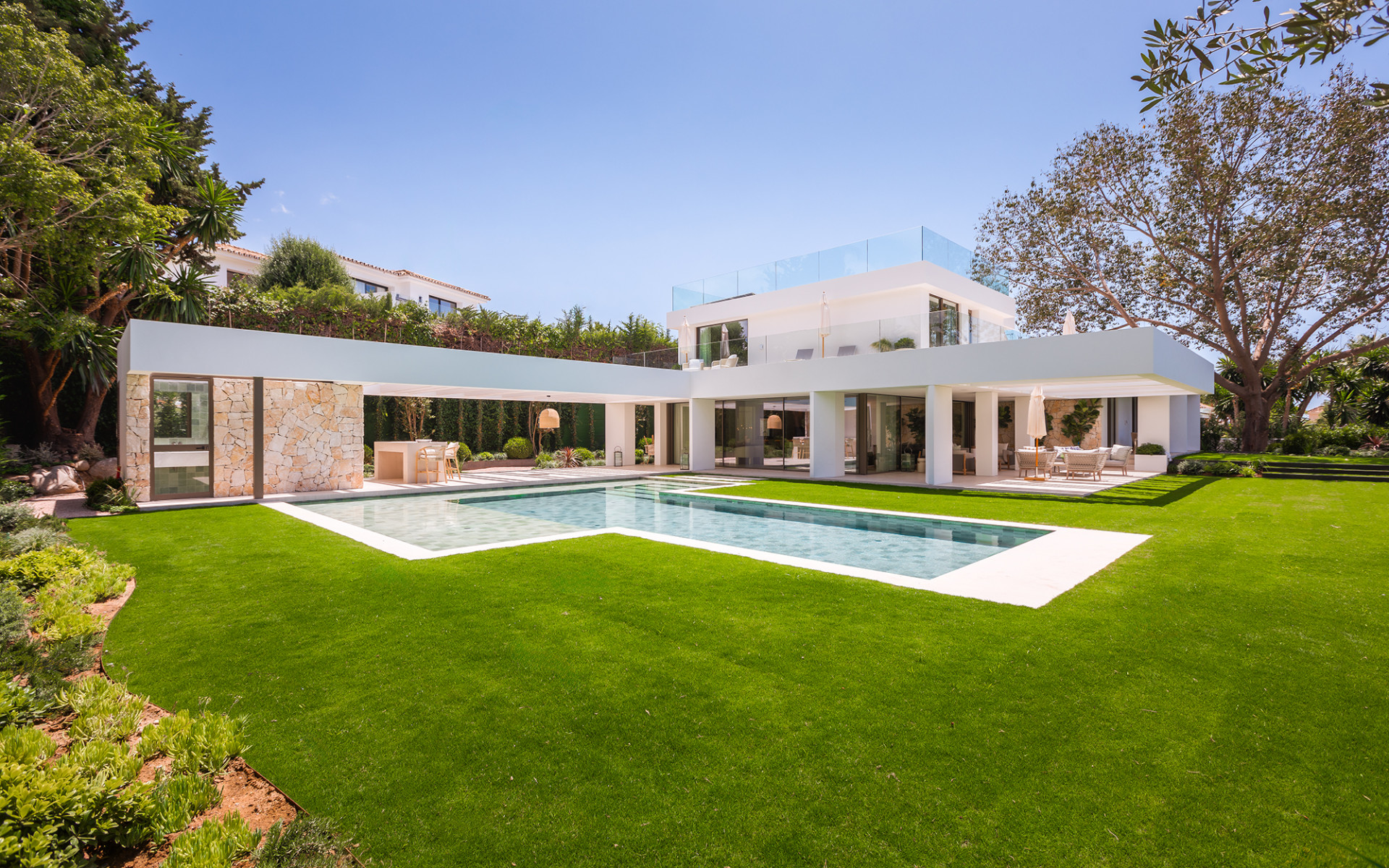 Hedendaagse villa in het hart van Nueva Andalucía in Nueva Andalucia