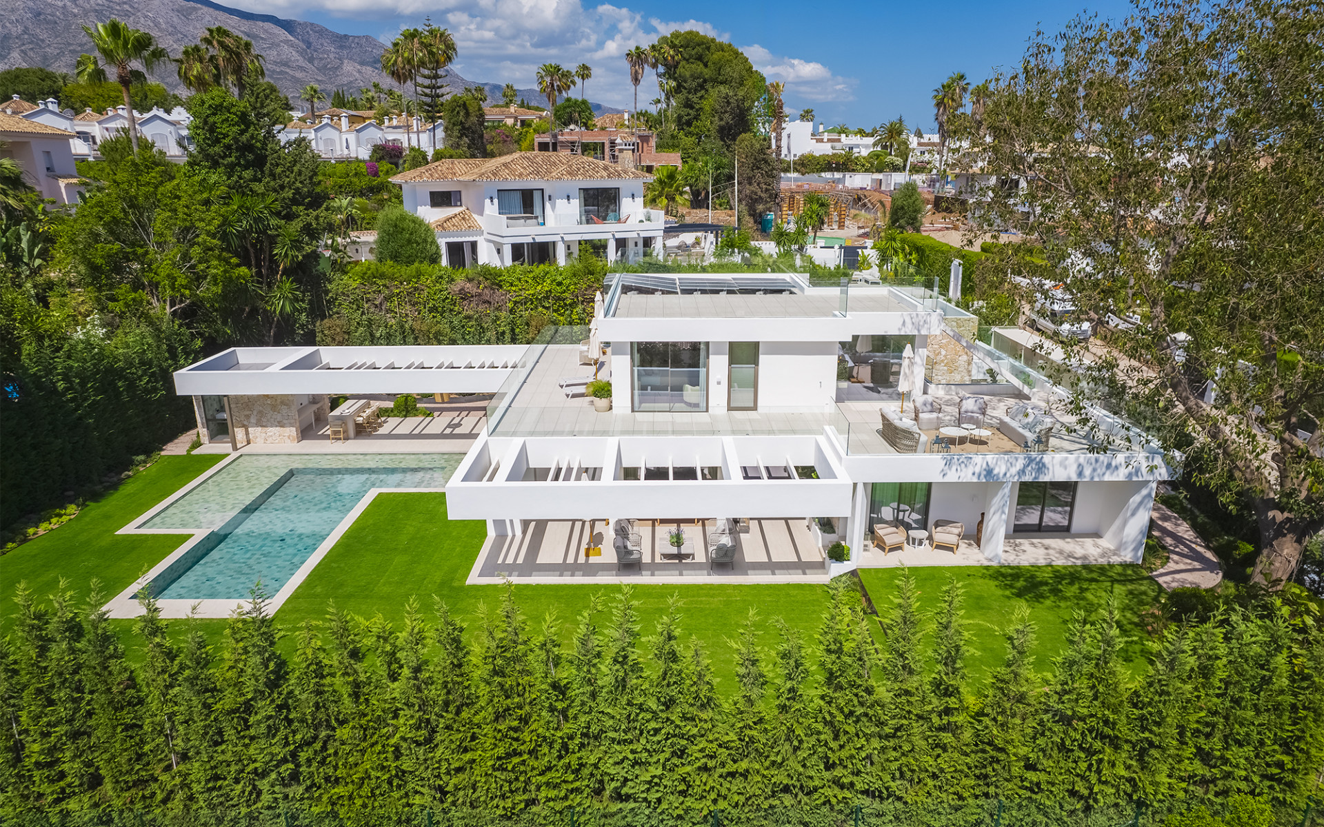 Hedendaagse villa in het hart van Nueva Andalucía in Nueva Andalucia