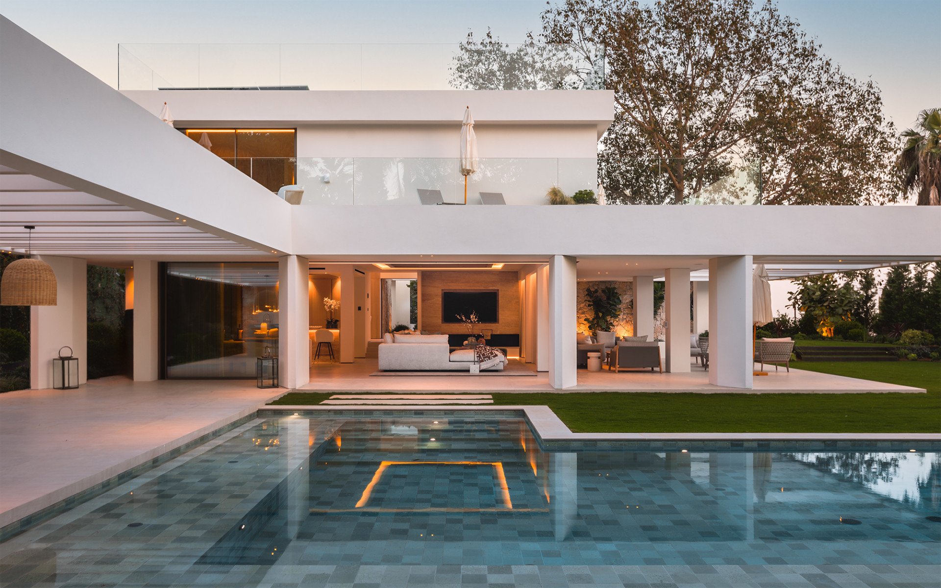 Contemporary villa in the heart of Nueva Andalucía in Nueva Andalucia