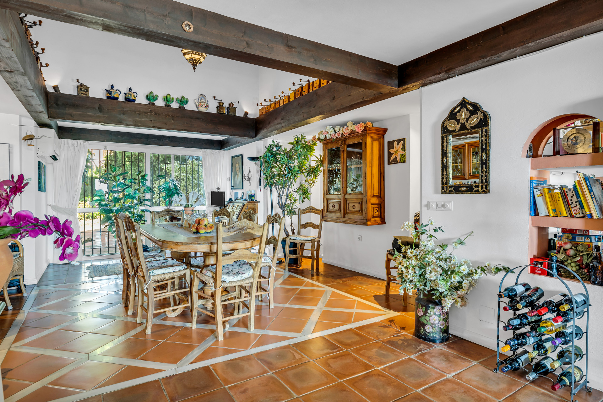 Cozy country villa with 5 bedrooms and 4.5 bathrooms in the quiet area of Selwo in Estepona