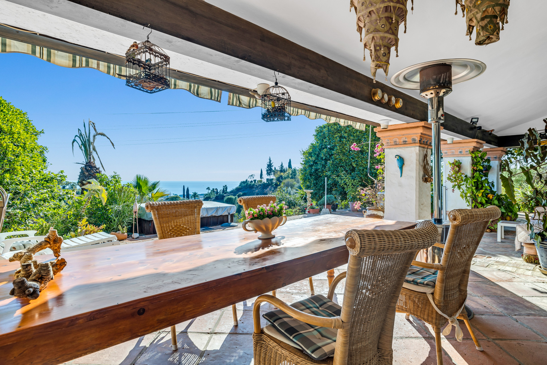 Villa de campagne confortable avec 5 chambres et 4,5 salles de bains dans le quartier calme de Selwo à Estepona