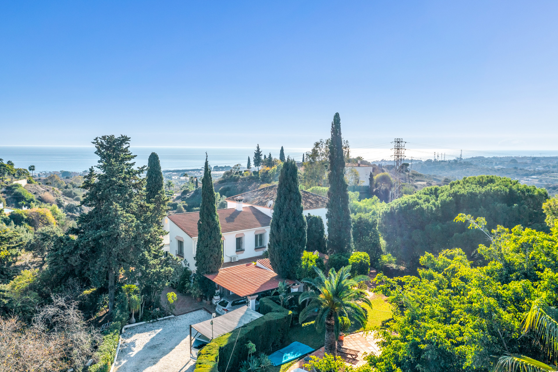 Villa de campagne confortable avec 5 chambres et 4,5 salles de bains dans le quartier calme de Selwo à Estepona