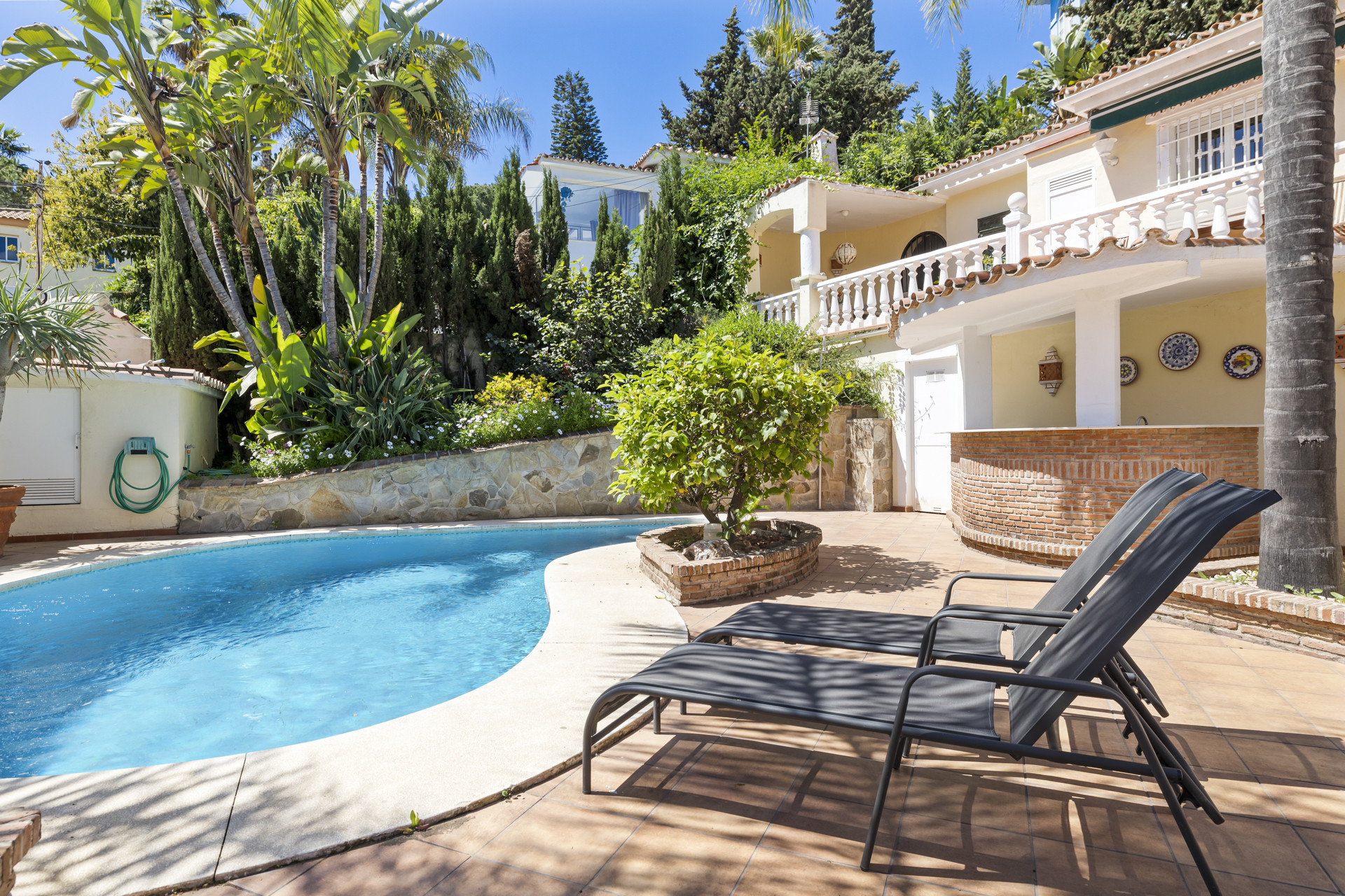 Zuid gerichte villa met 5 slaapkamers en 5 badkamers in Nueva Andalucia