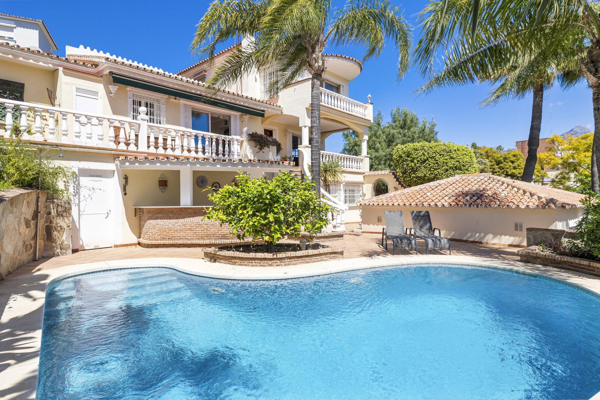 Zuid gerichte villa met 5 slaapkamers en 5 badkamers in Nueva Andalucia