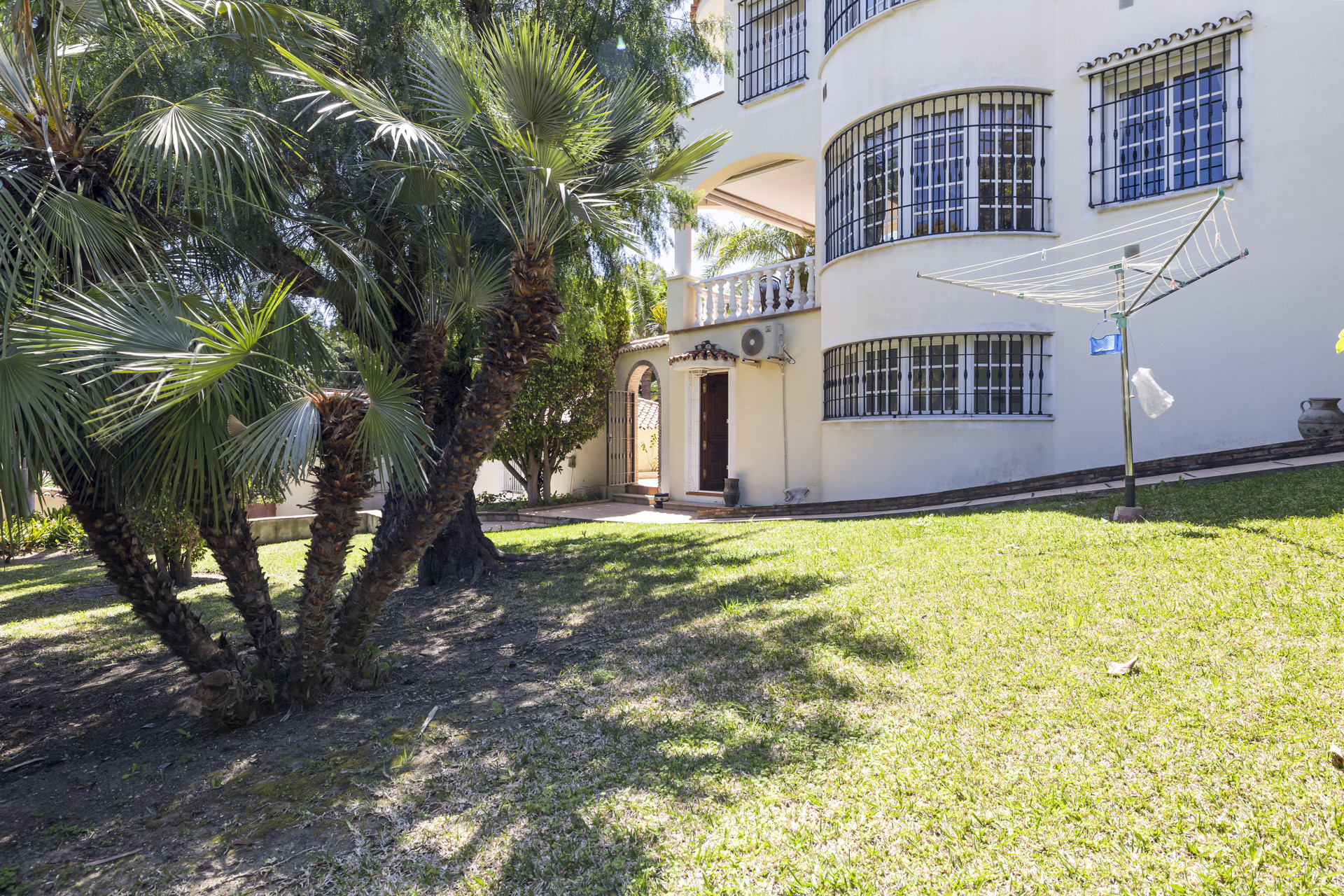 Villa de 5 chambres et 5 salles de bain orientée sud à Nueva Andalucia