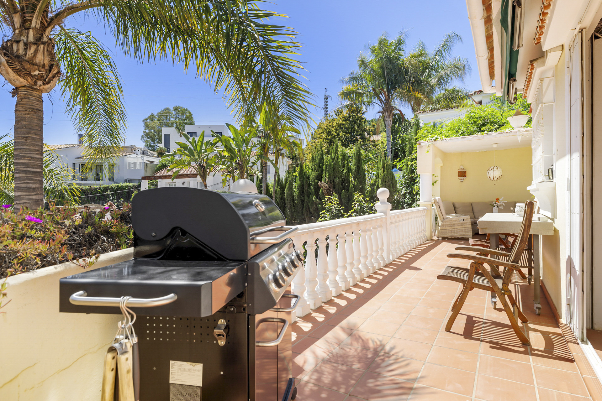 Zuid gerichte villa met 5 slaapkamers en 5 badkamers in Nueva Andalucia