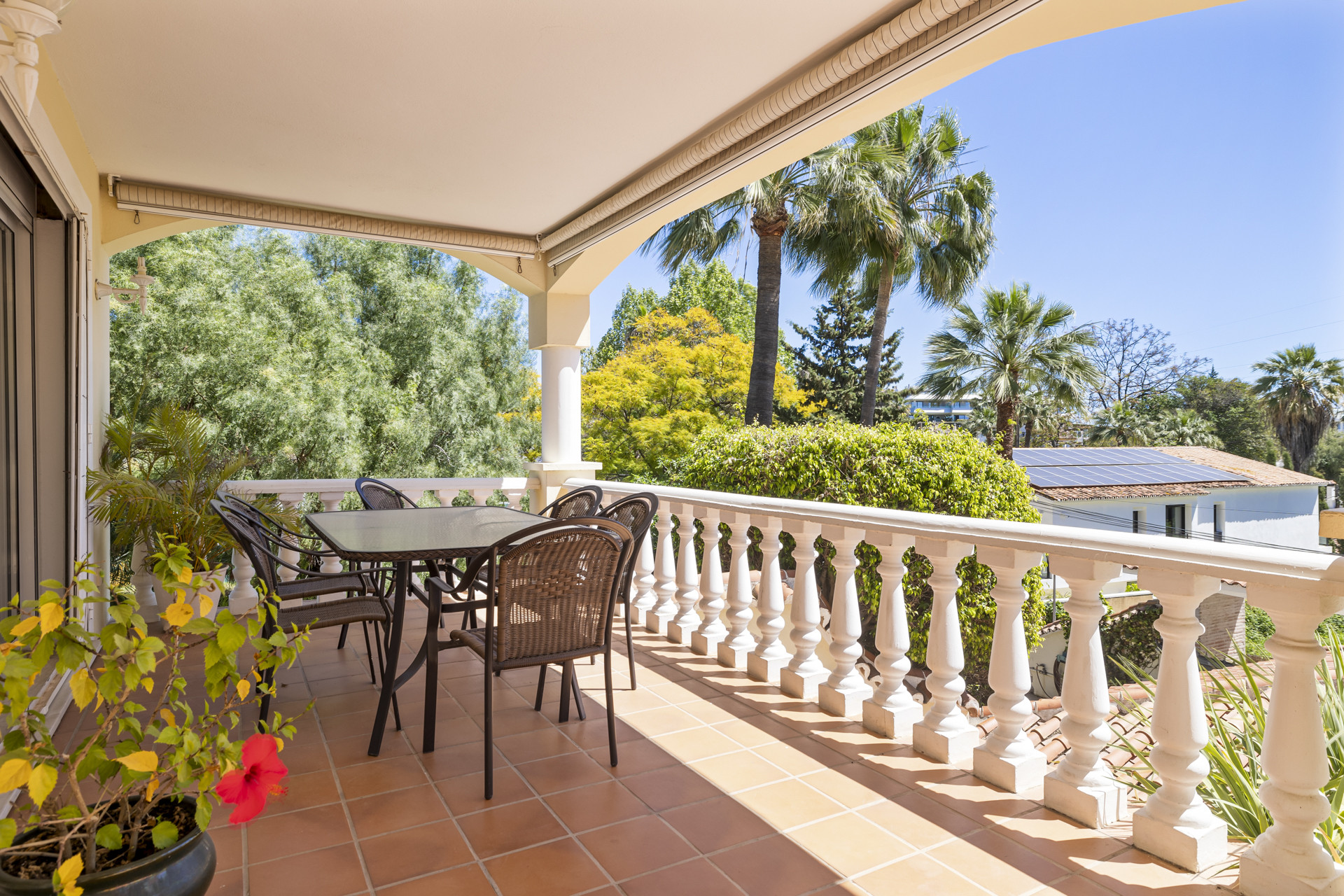 Zuid gerichte villa met 5 slaapkamers en 5 badkamers in Nueva Andalucia