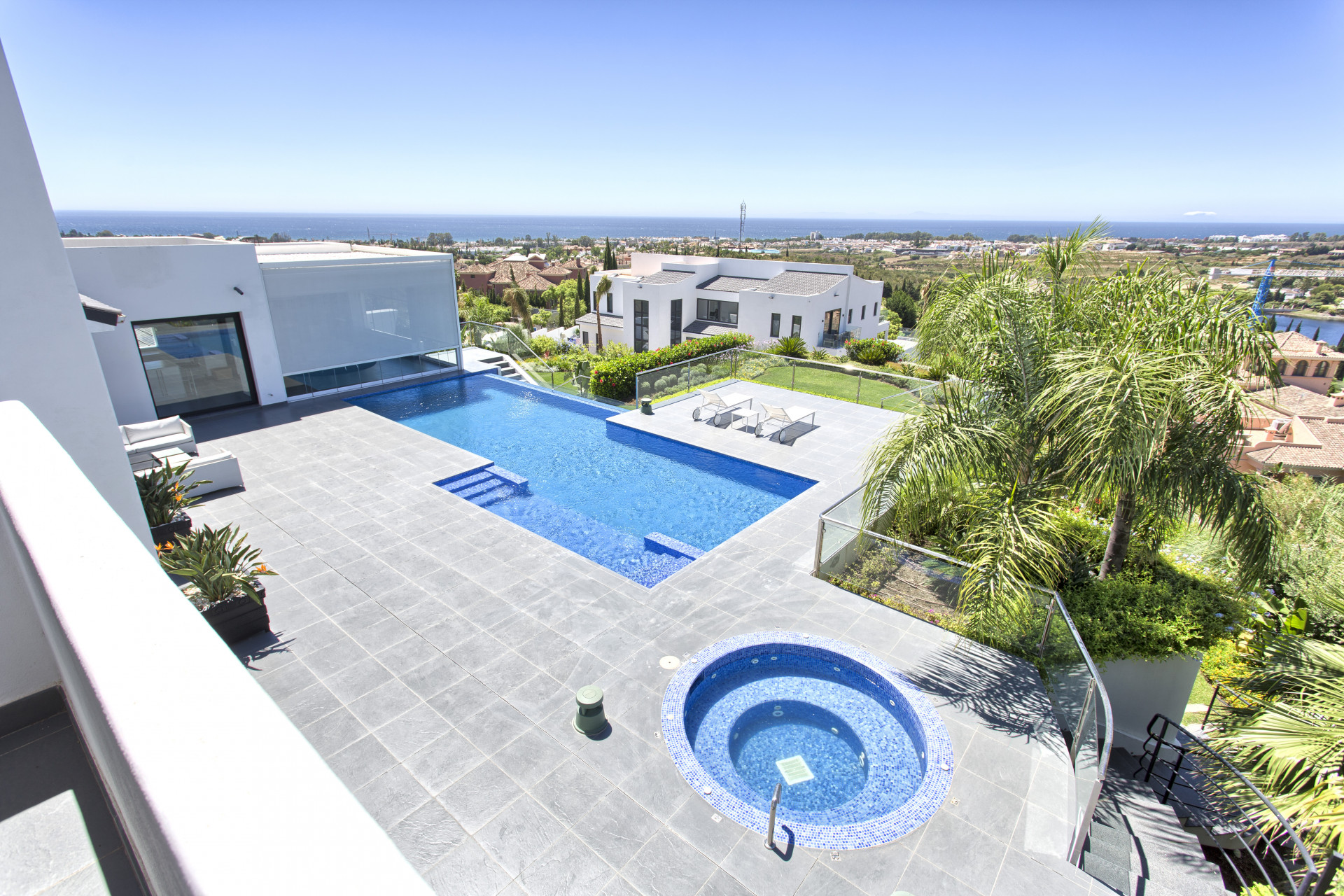 Villa contemporaine avec vue panoramique à Los Flamingos Golf à Benahavis