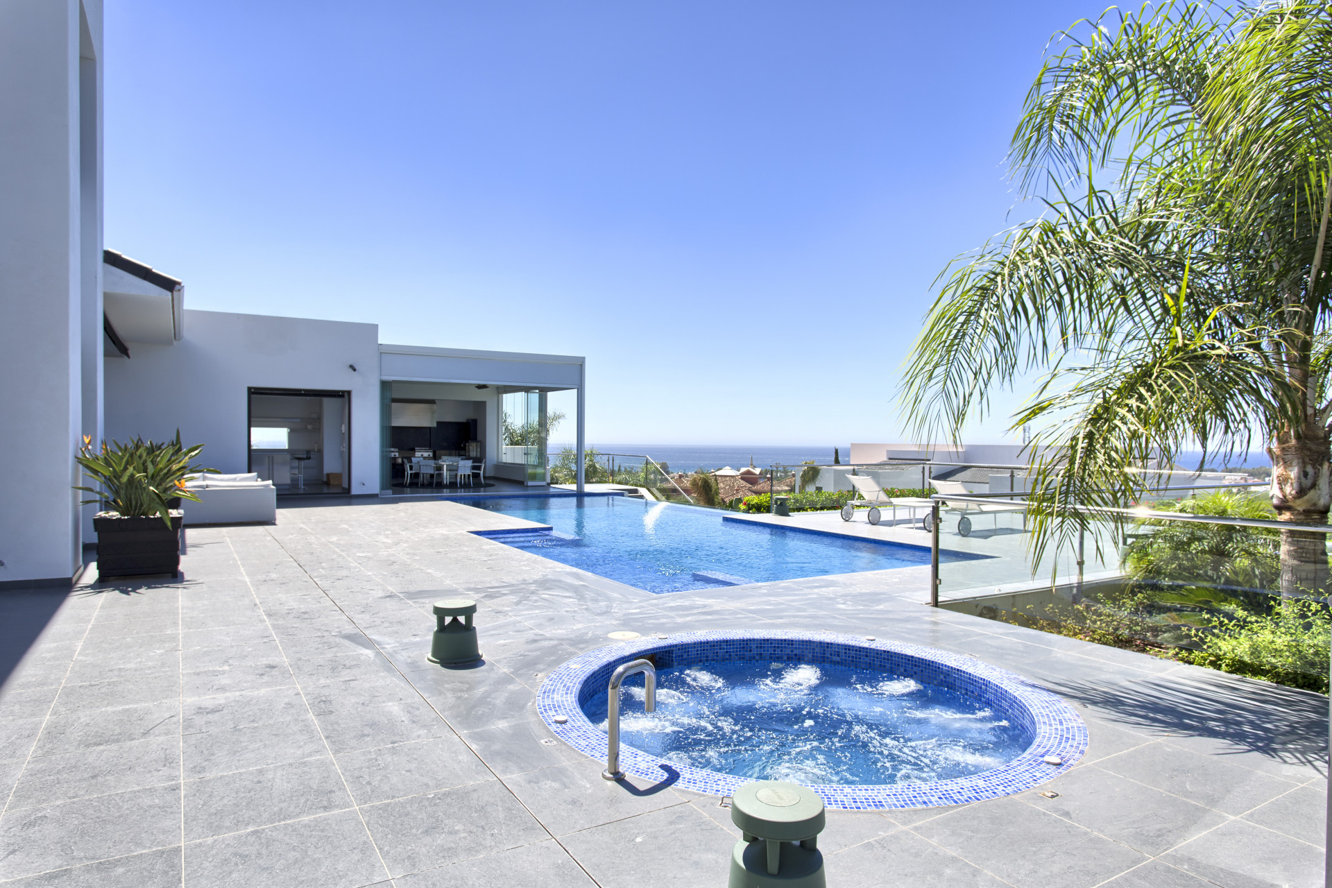 Villa contemporánea con vistas panorámicas en Los Flamingos Golf en Benahavis