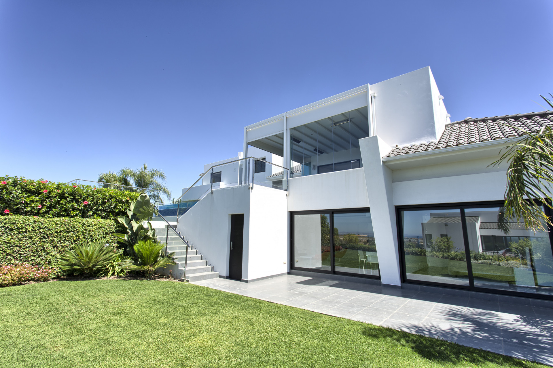 Villa contemporánea con vistas panorámicas en Los Flamingos Golf en Benahavis