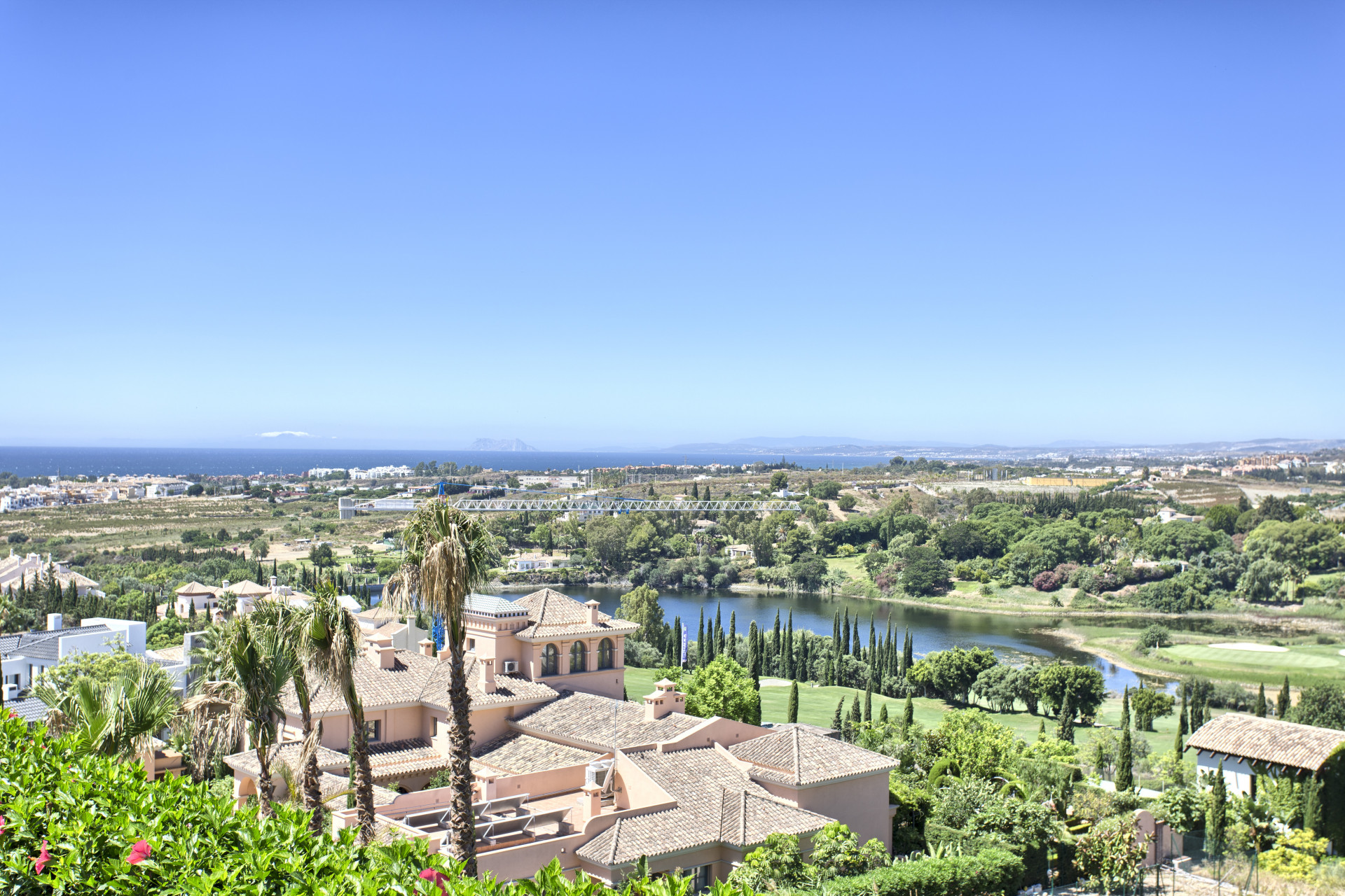 Villa contemporánea con vistas panorámicas en Los Flamingos Golf en Benahavis