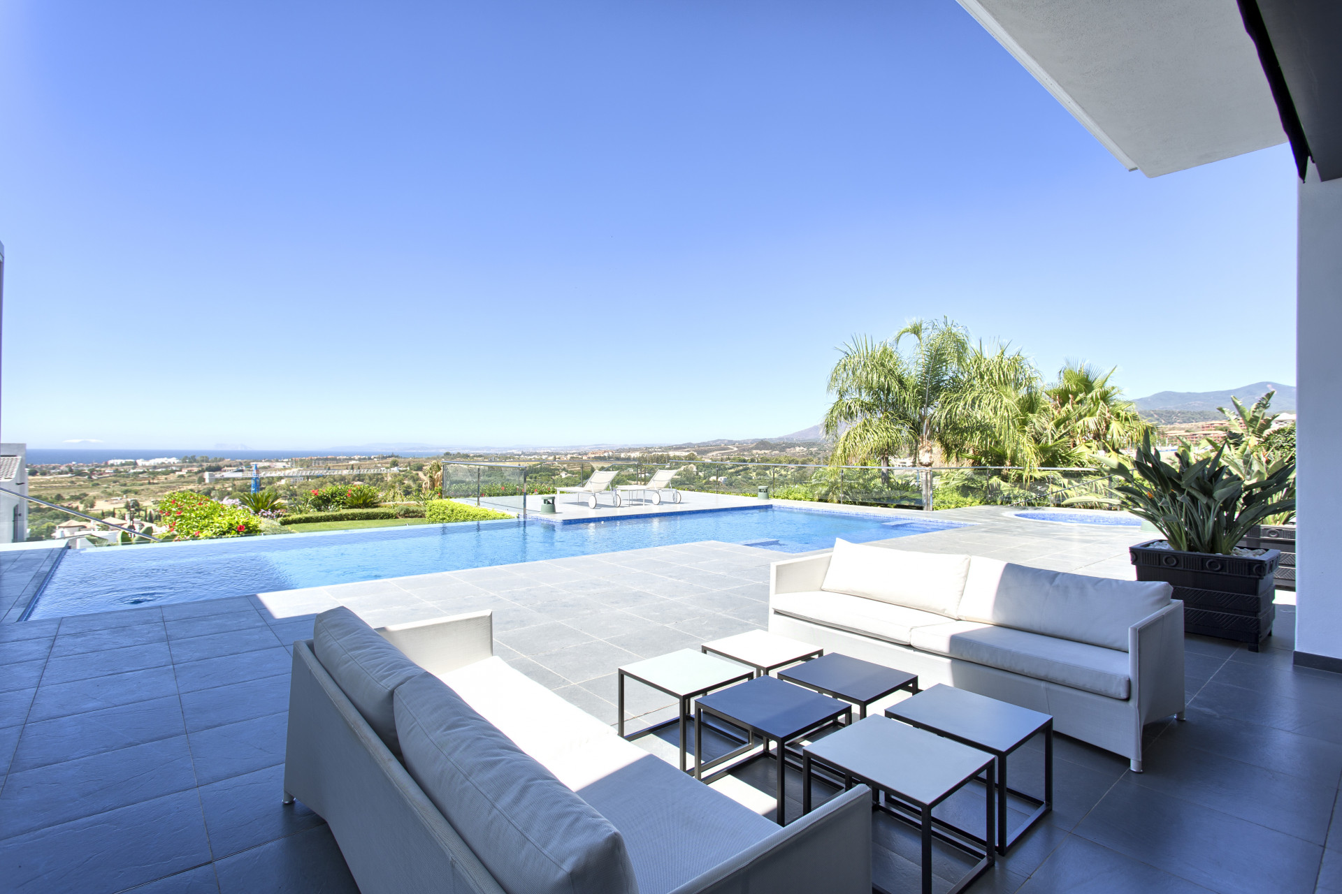 Villa contemporánea con vistas panorámicas en Los Flamingos Golf en Benahavis