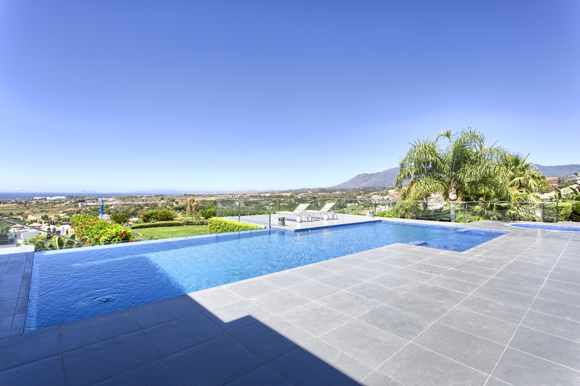 Villa contemporaine avec vue panoramique à Los Flamingos Golf à Benahavis