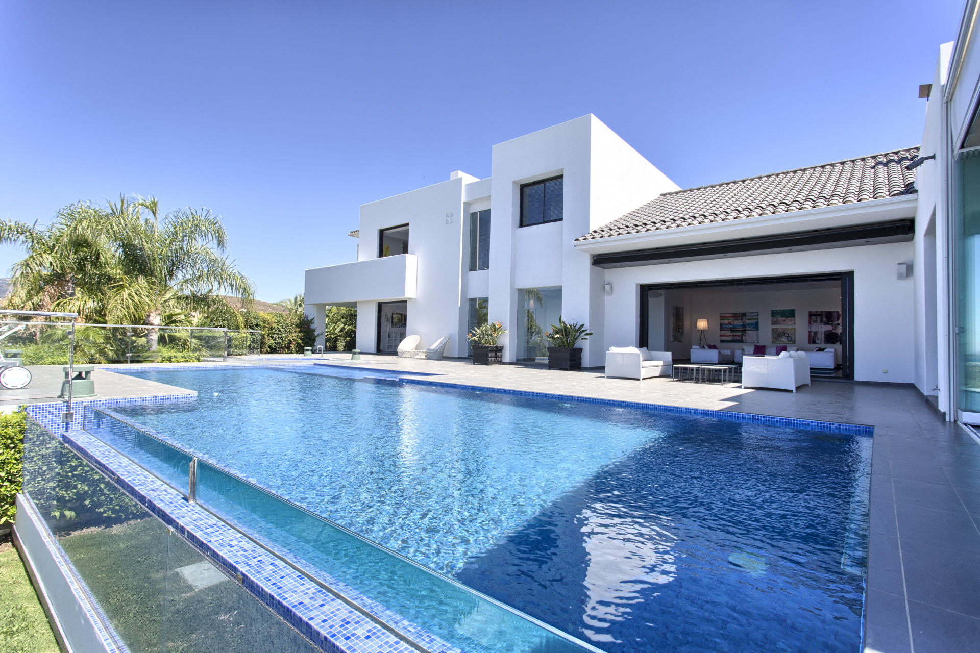 Villa contemporánea con vistas panorámicas en Los Flamingos Golf en Benahavis