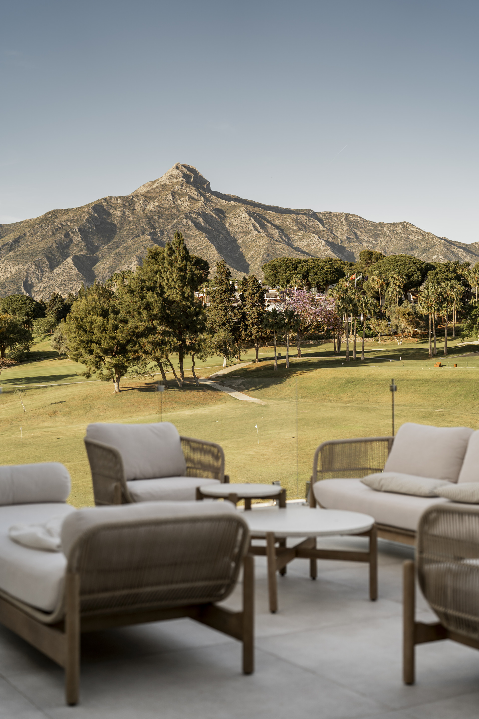 Adosado con impresionantes vistas al campo de golf Aloha y a La Concha en Nueva Andalucia